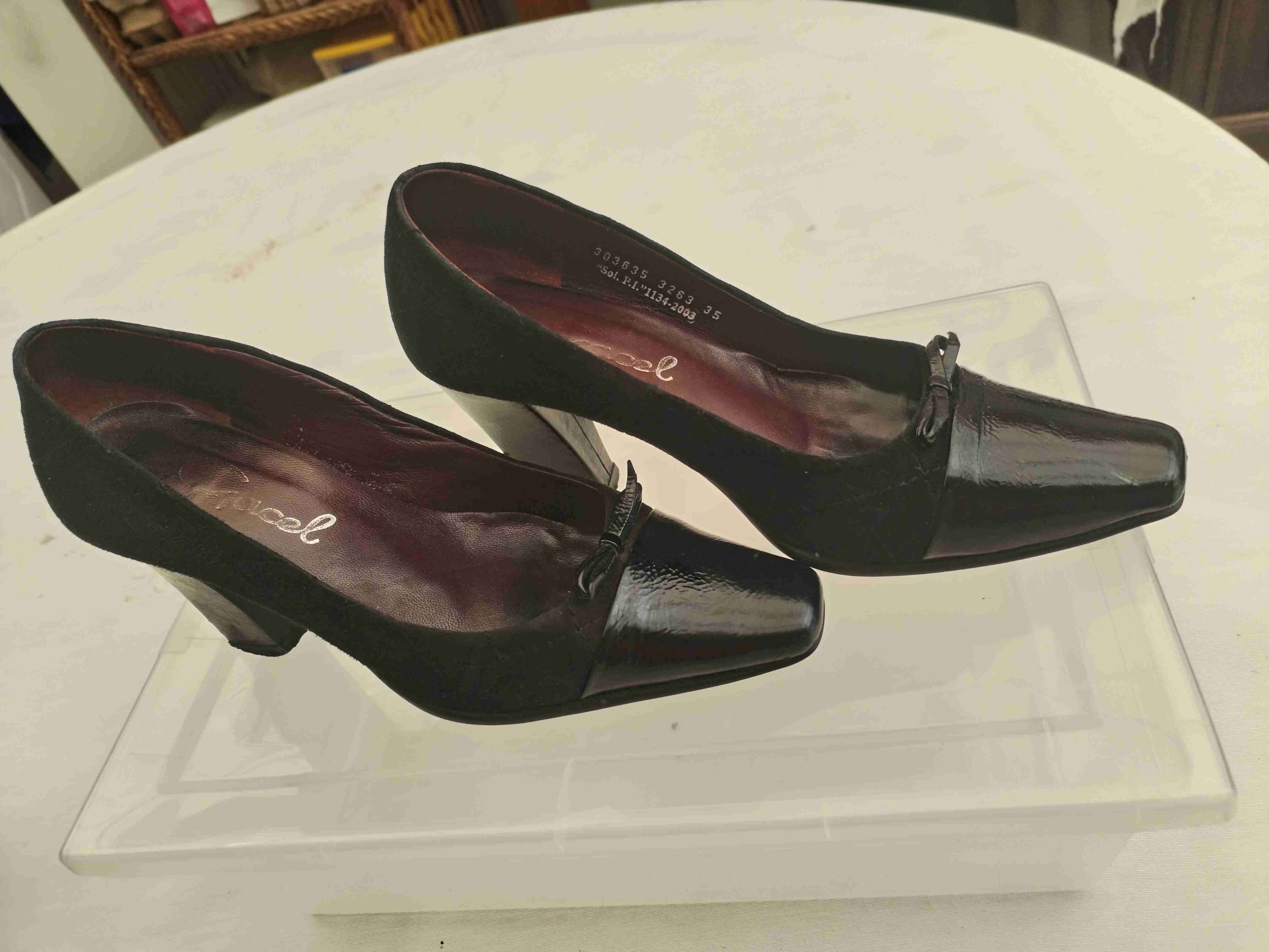 Tacones negros elegantes - miniatura 2