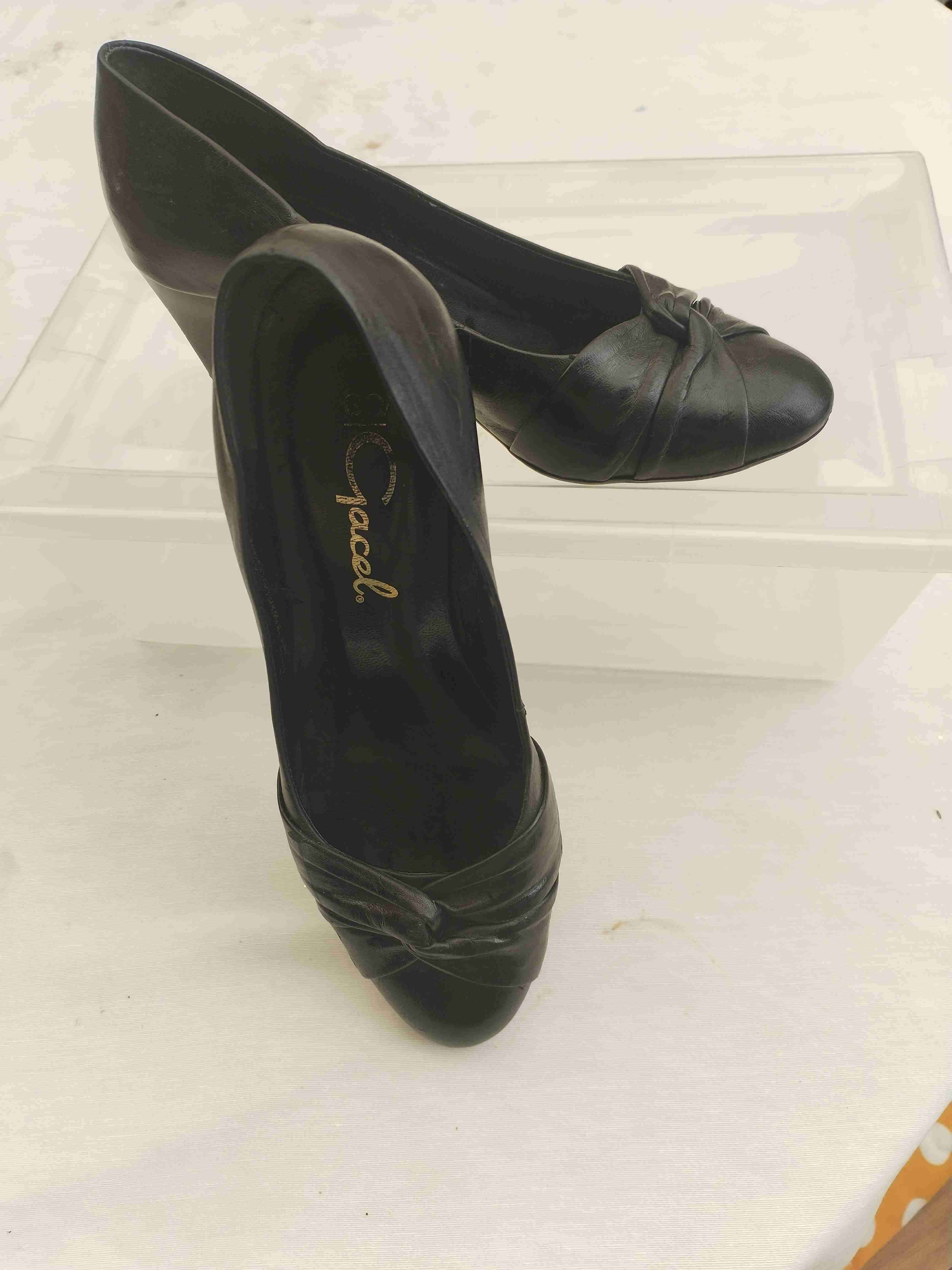 Zapatos de tacón negro elegantes - miniatura 2