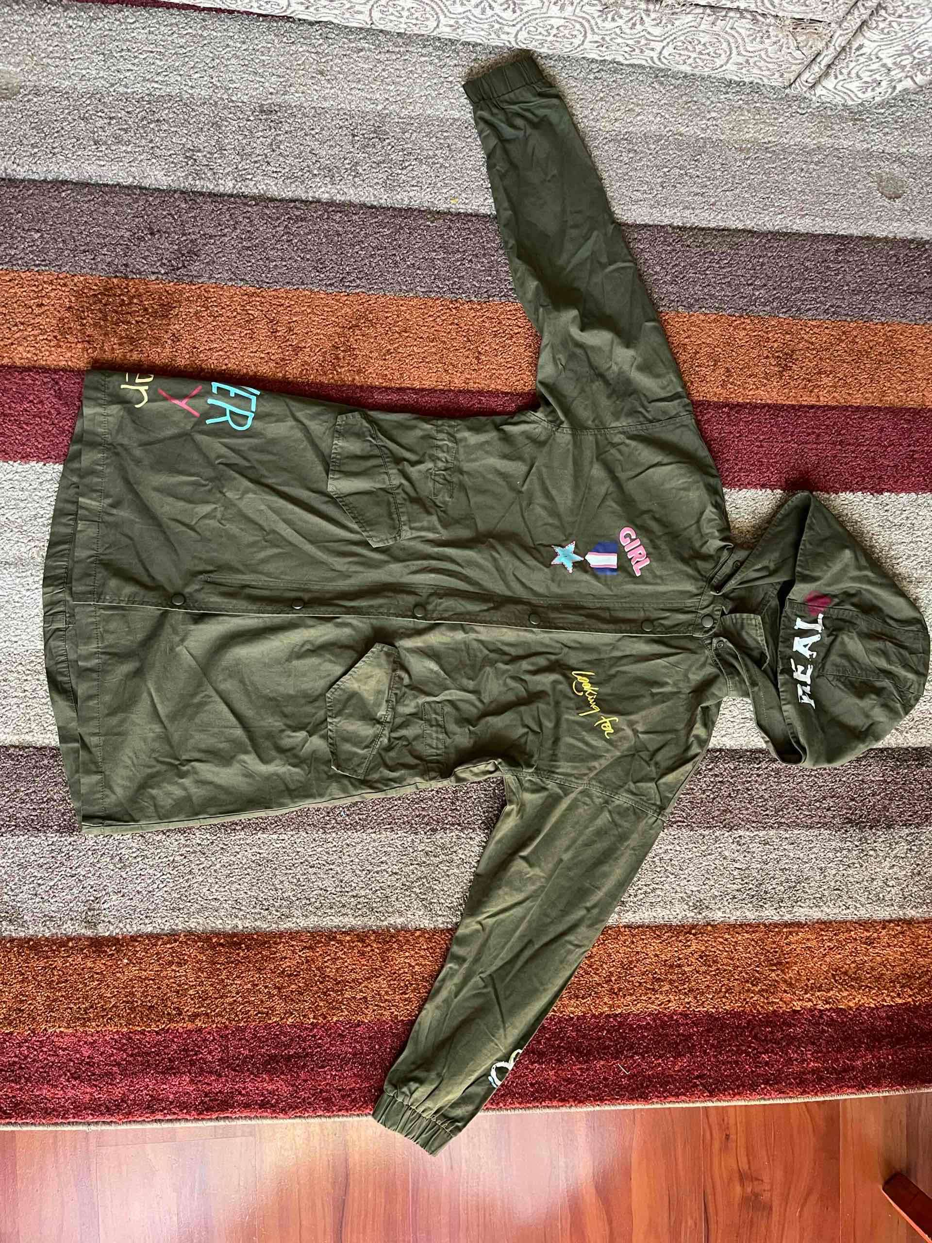 Parka verde con capucha y estampados