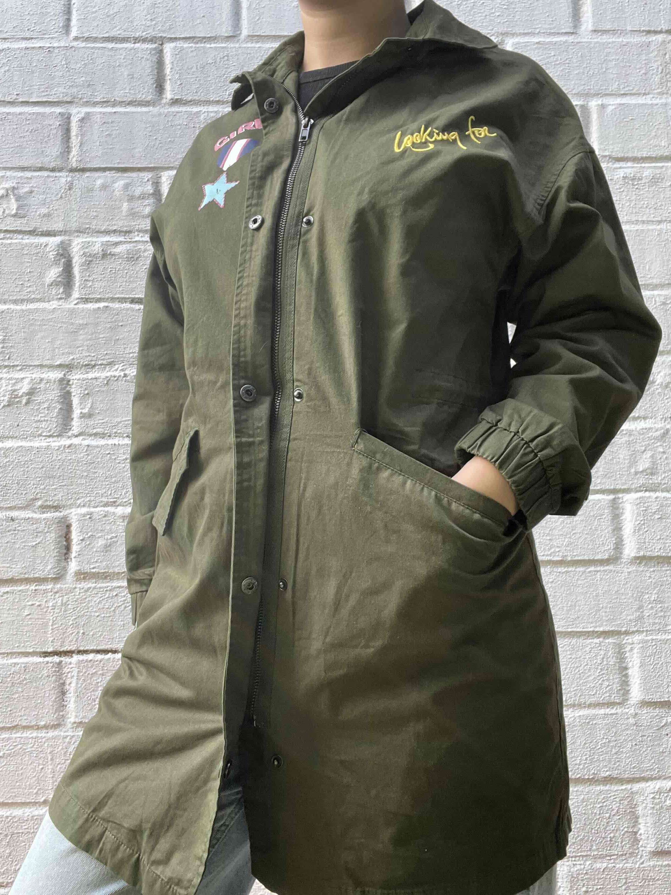 Parka verde con capucha y estampados - miniatura 2