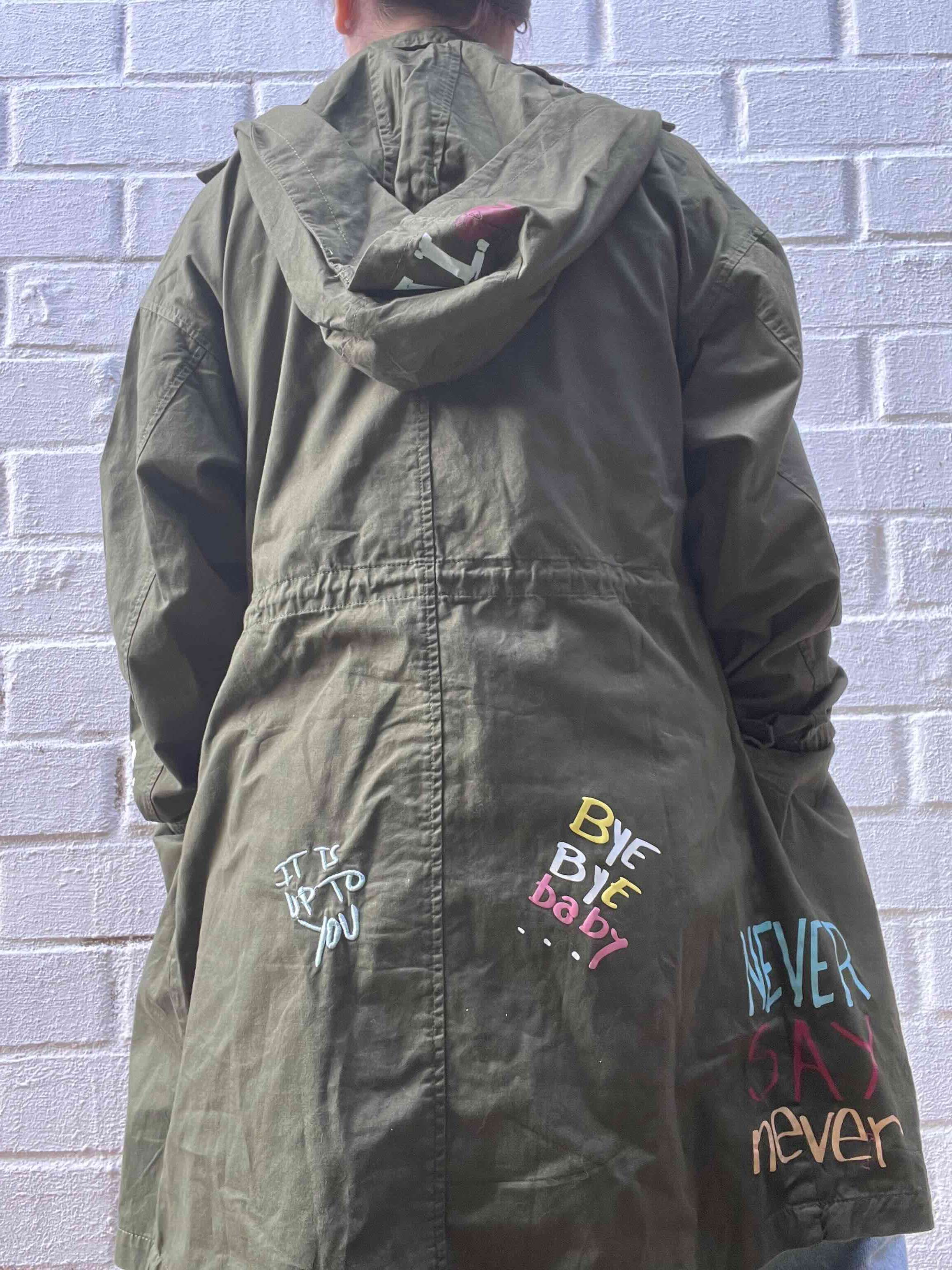 Parka verde con capucha y estampados - miniatura 3