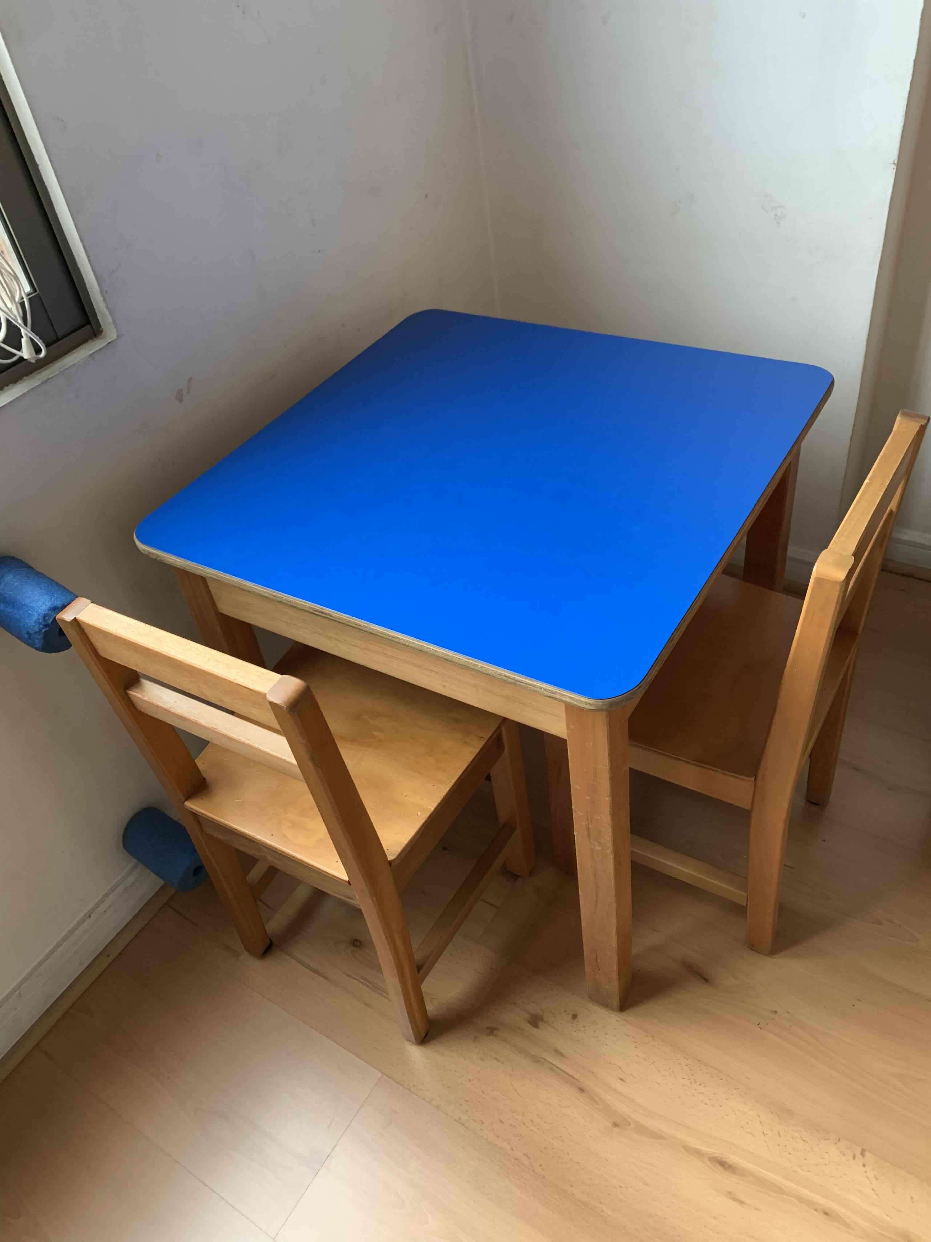 Mesa infantil con 2  sillas madera tamaño Kinder - miniatura 1