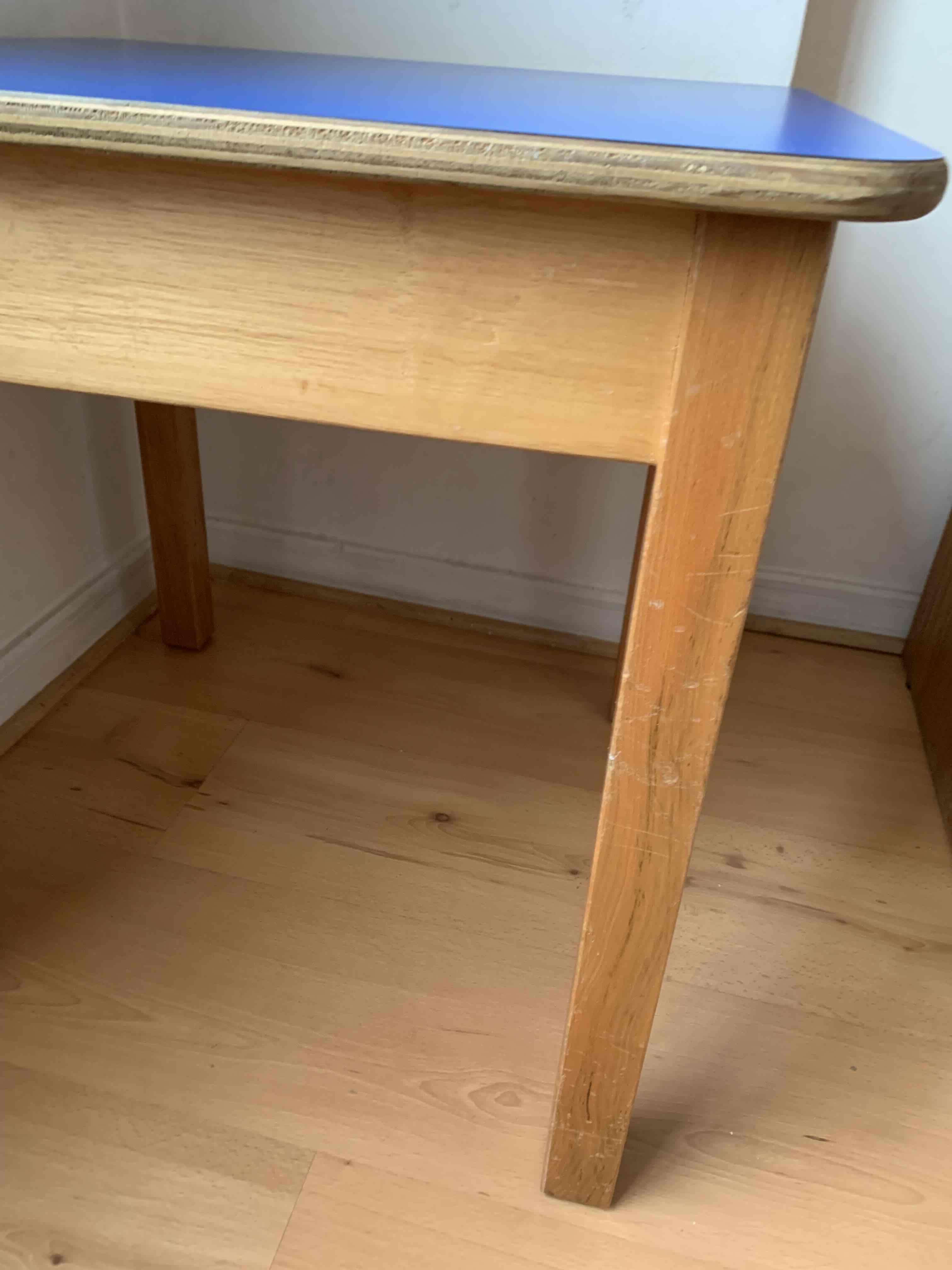 Mesa infantil con 2  sillas madera tamaño Kinder - miniatura 3