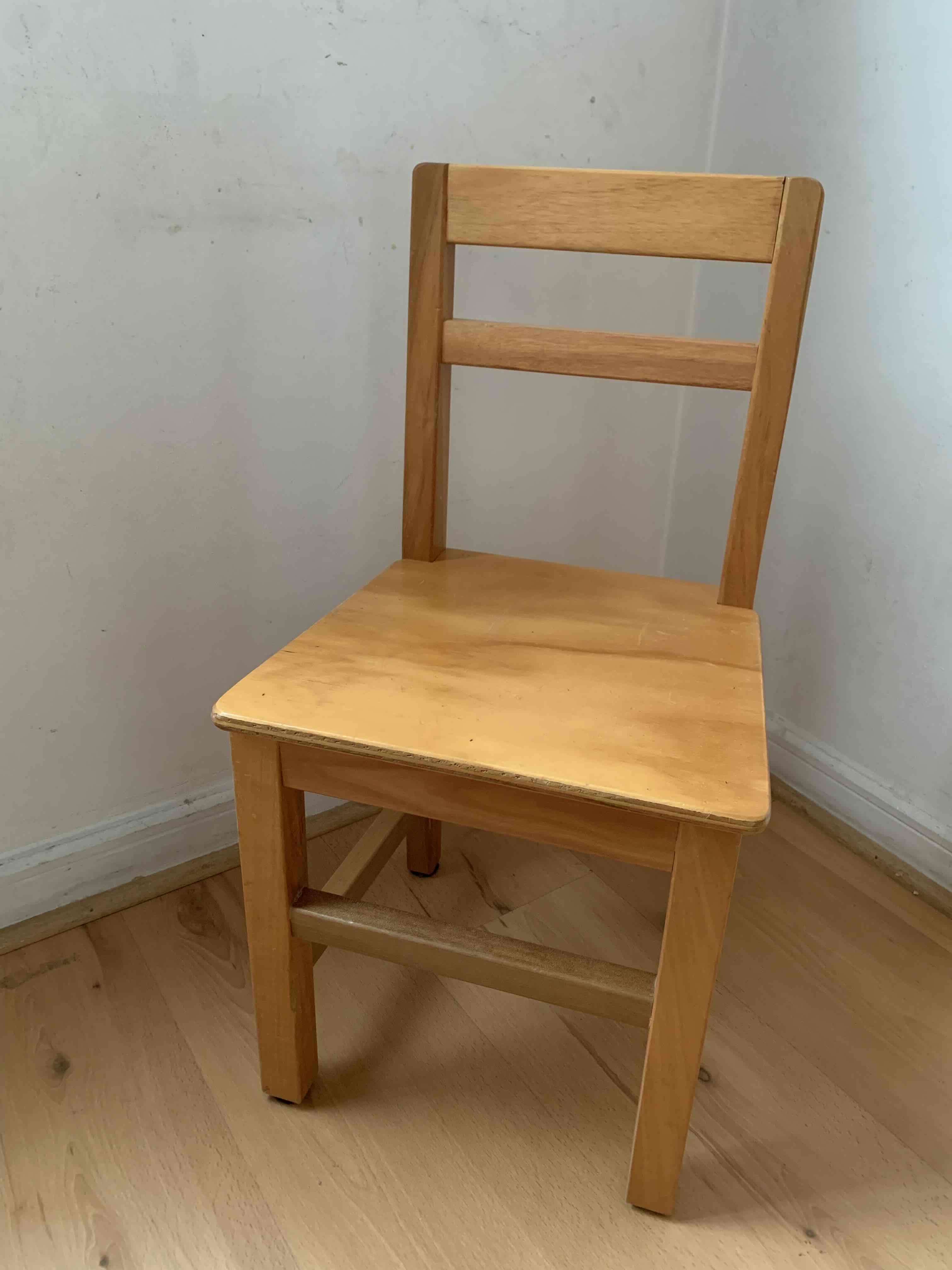 Mesa infantil con 2  sillas madera tamaño Kinder - miniatura 5