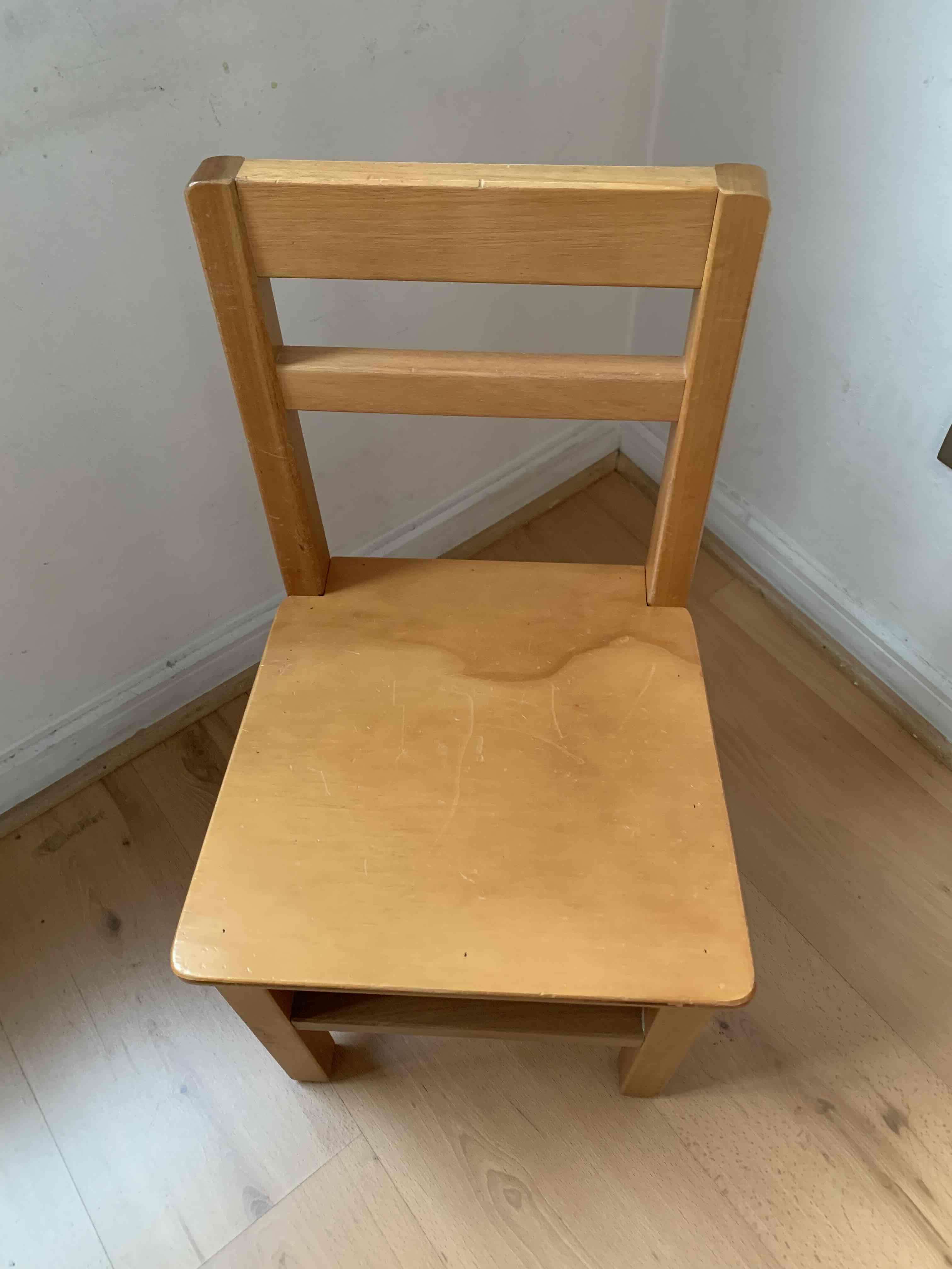 Mesa infantil con 2  sillas madera tamaño Kinder - miniatura 6