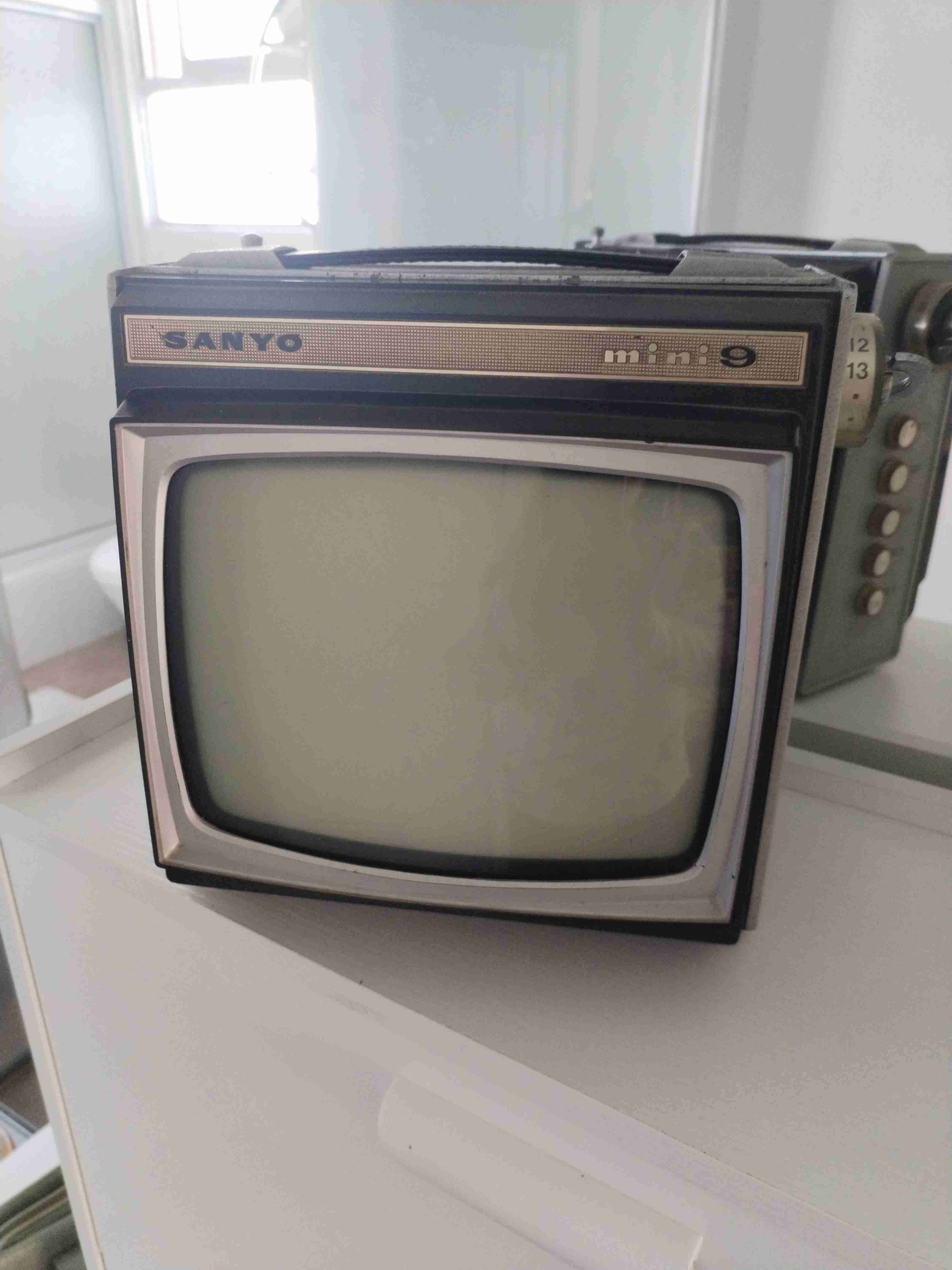 Televisor vintage Sanyo mini - miniatura 1