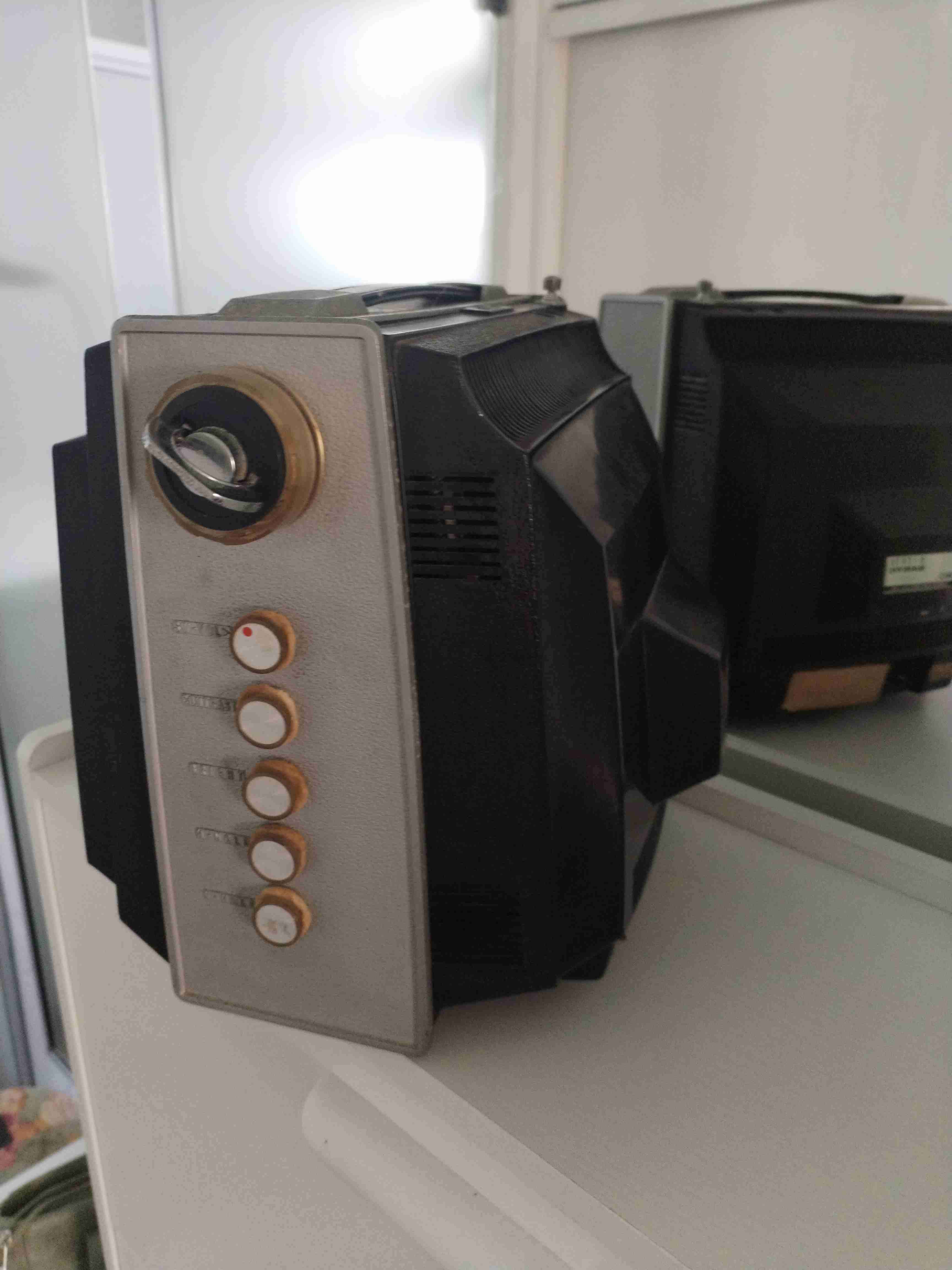 Televisor vintage Sanyo mini - miniatura 2