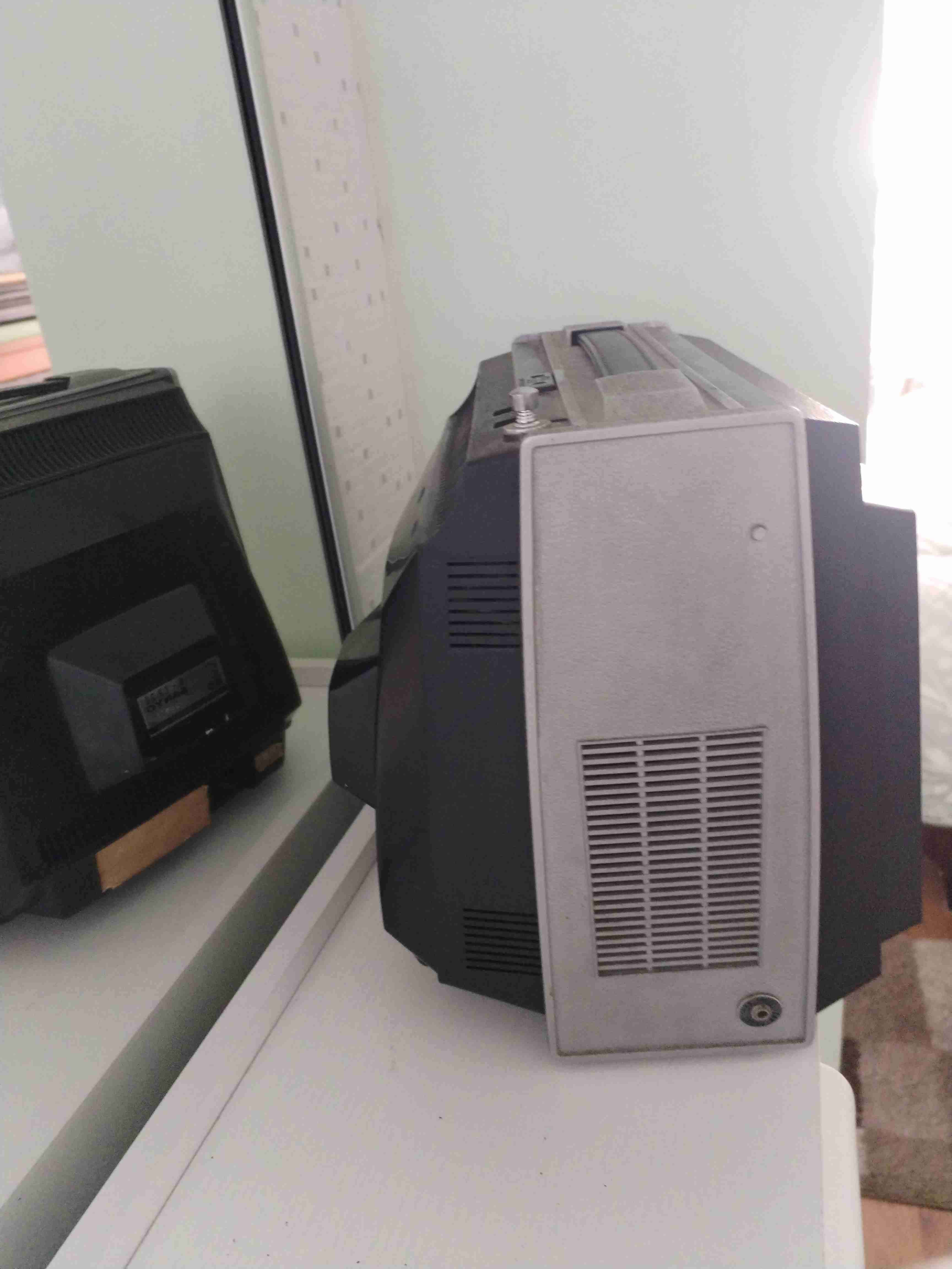 Televisor vintage Sanyo mini - miniatura 3