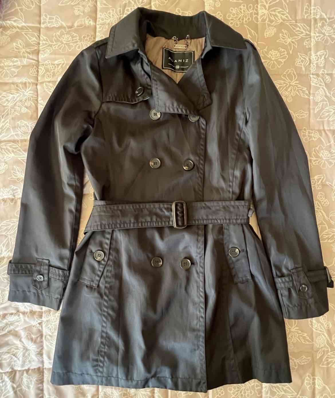 Abrigo negro con cinturón - miniatura 1