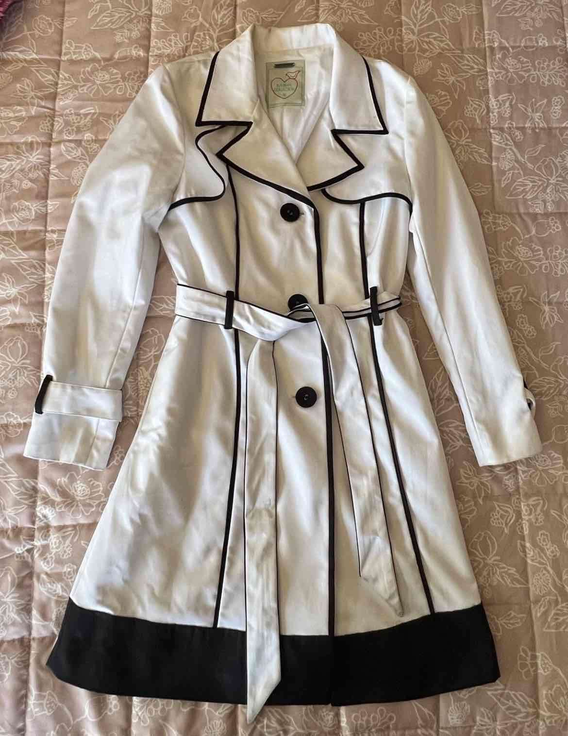 Abrigo blanco con ribetes negros - miniatura 1