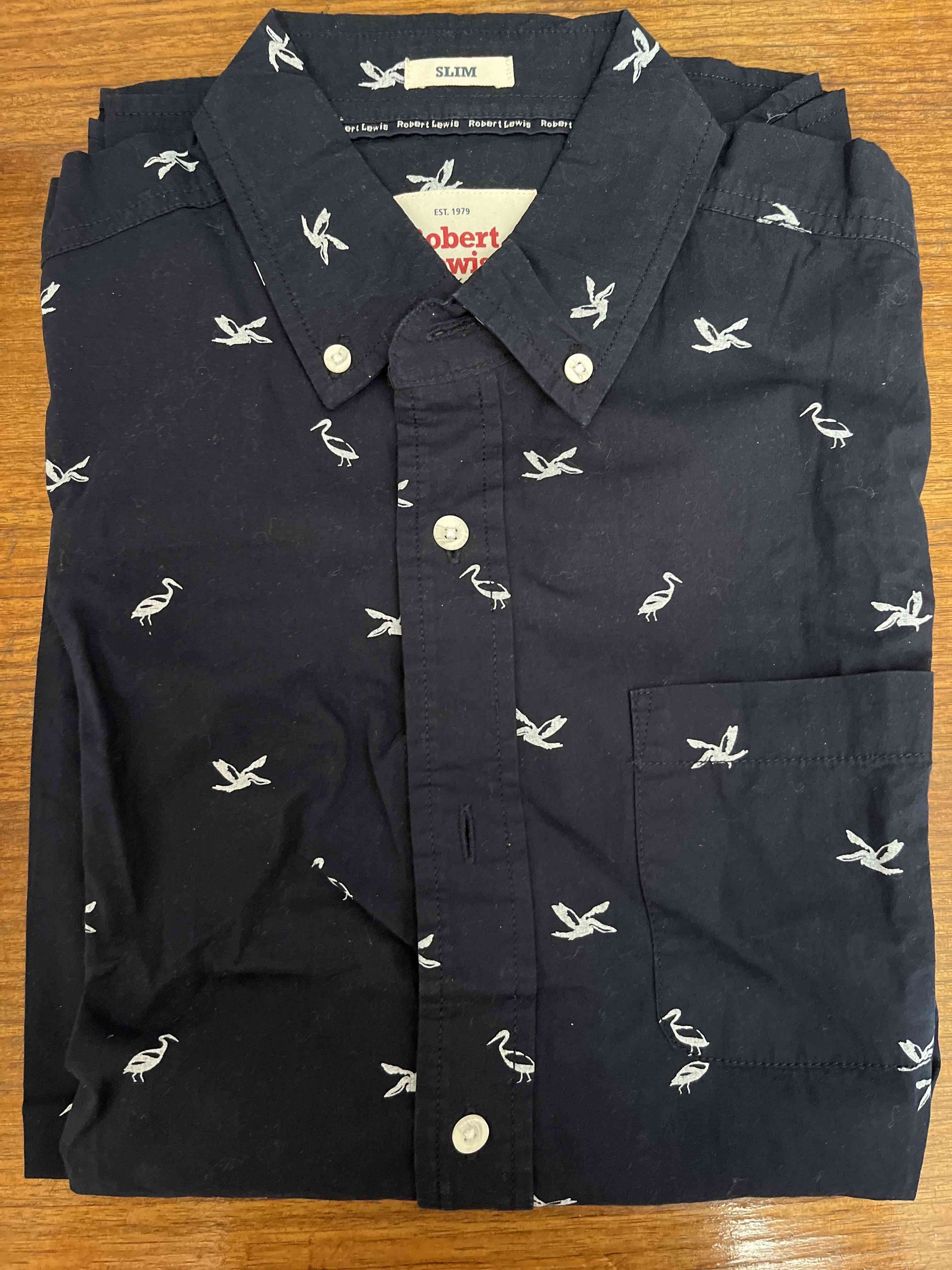 Camisa azul oscuro con estampado de aves - miniatura 1
