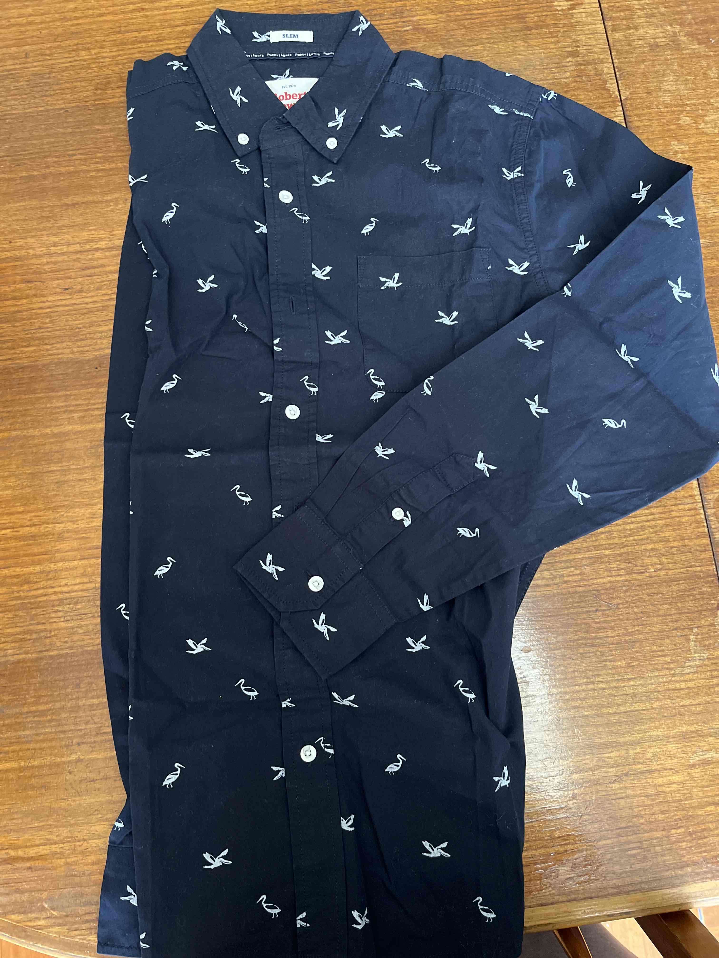 Camisa azul oscuro con estampado de aves - miniatura 2