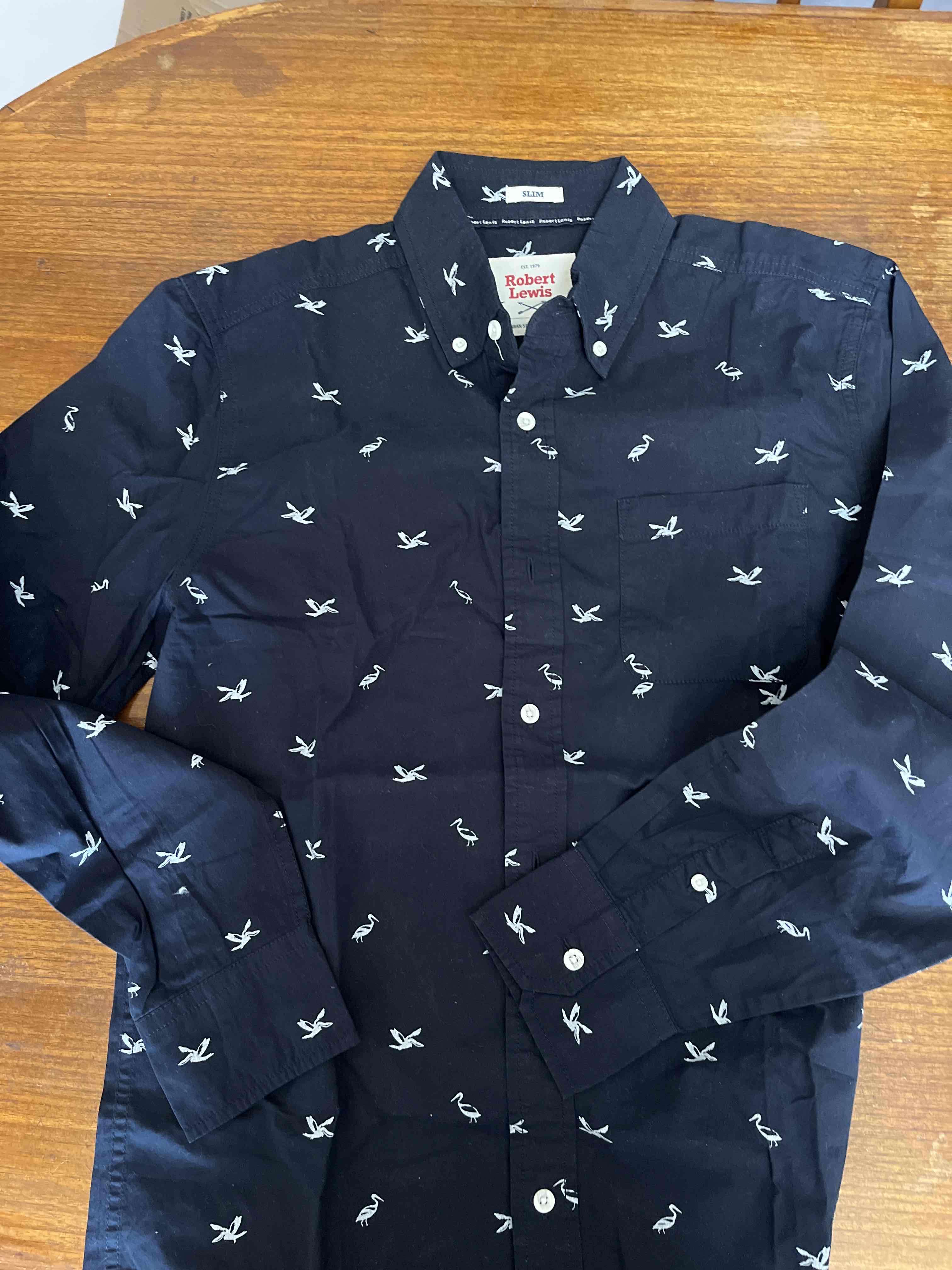 Camisa azul oscuro con estampado de aves - miniatura 3