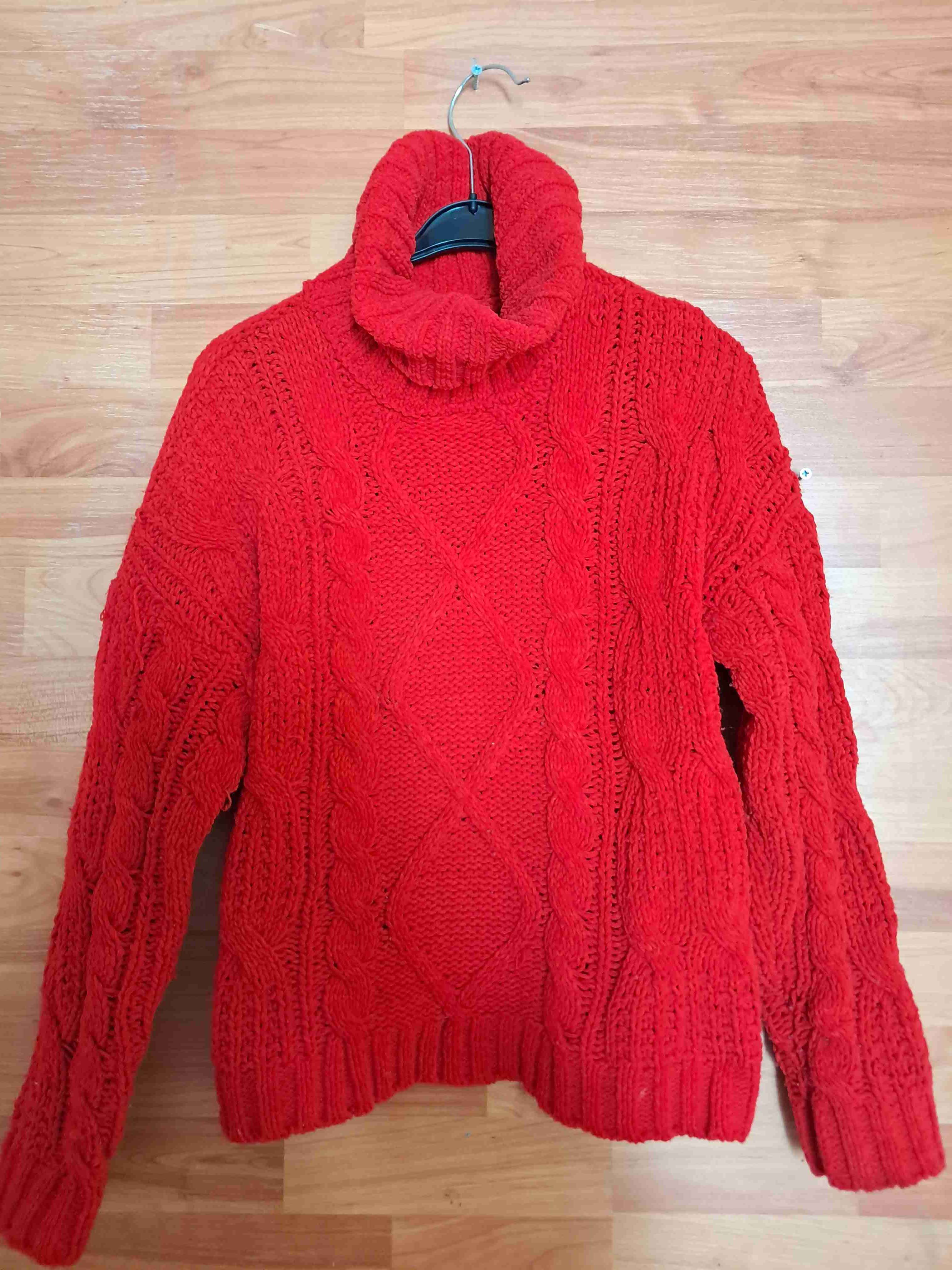 Suéter rojo de lana cuello alto - miniatura 1