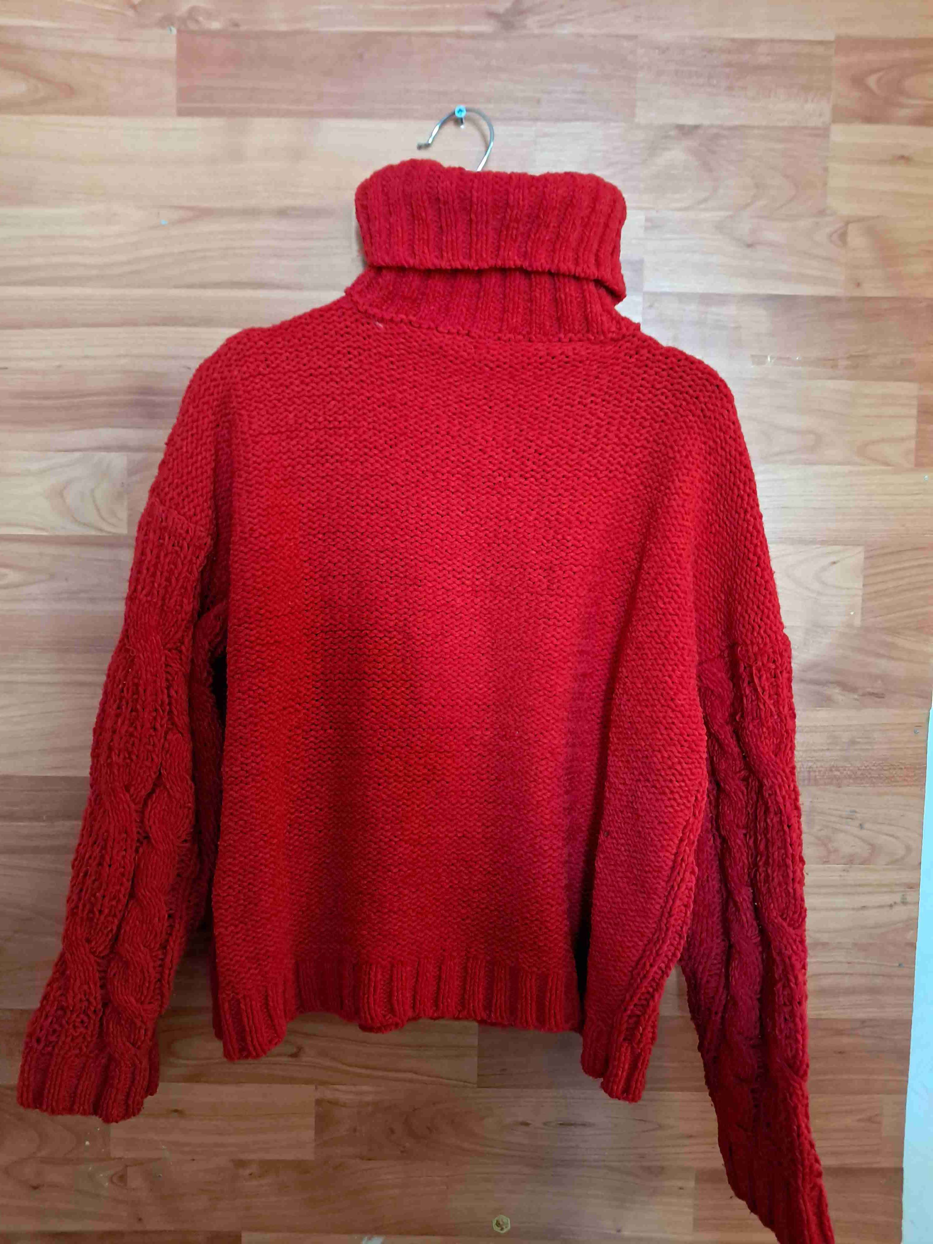 Suéter rojo de lana cuello alto - miniatura 2