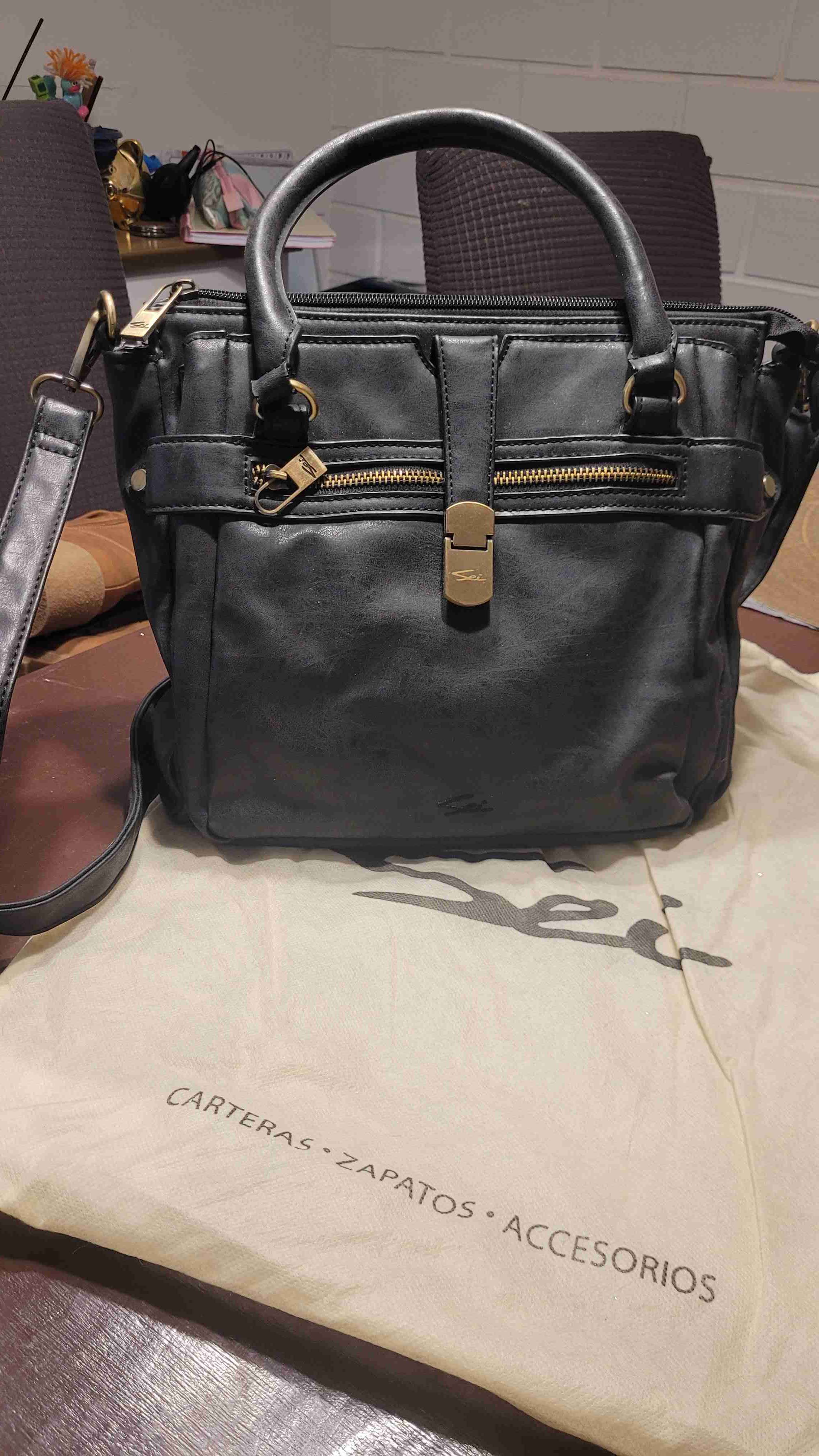 Cartera negra con cierre dorado - miniatura 1