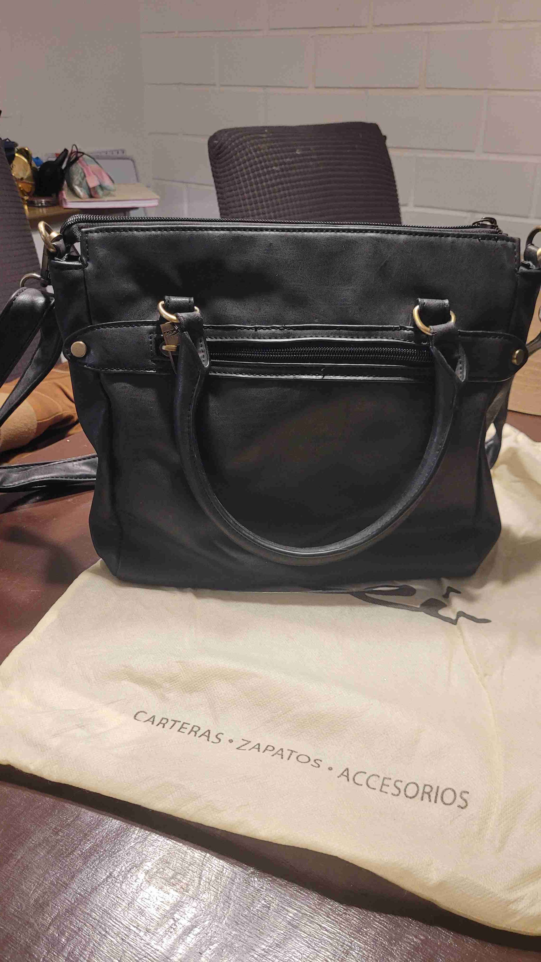 Cartera negra con cierre dorado - miniatura 2