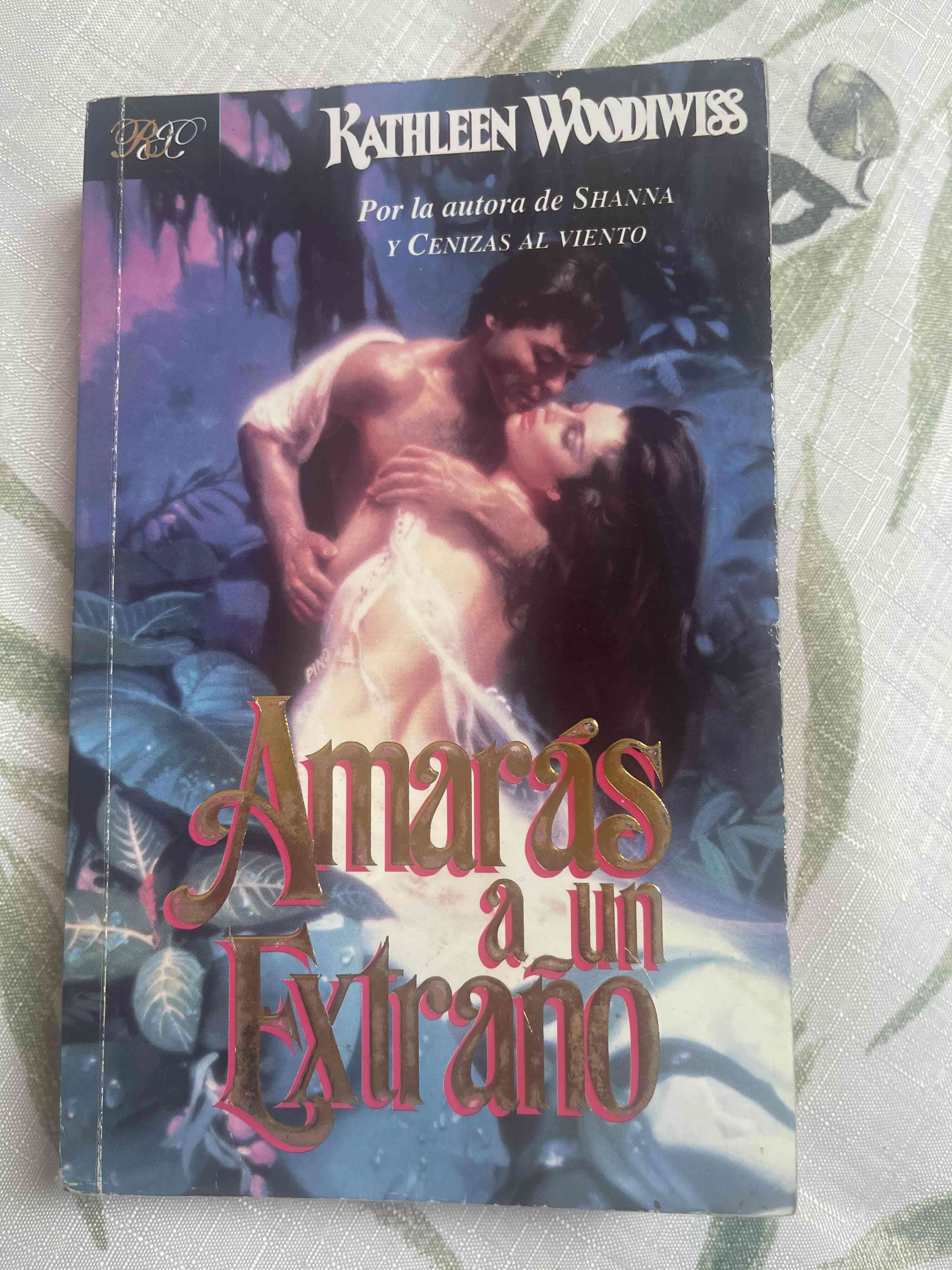 Libro Amarás a un Extraño - miniatura 1