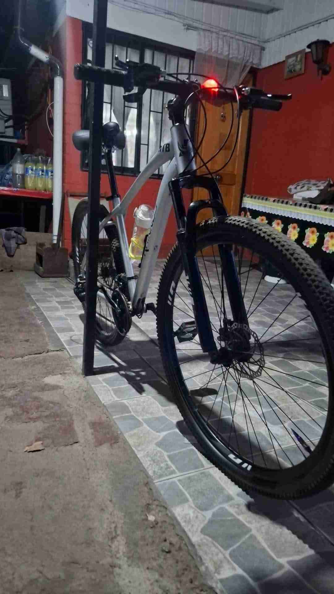 Bicicleta de montaña blanca - miniatura 1