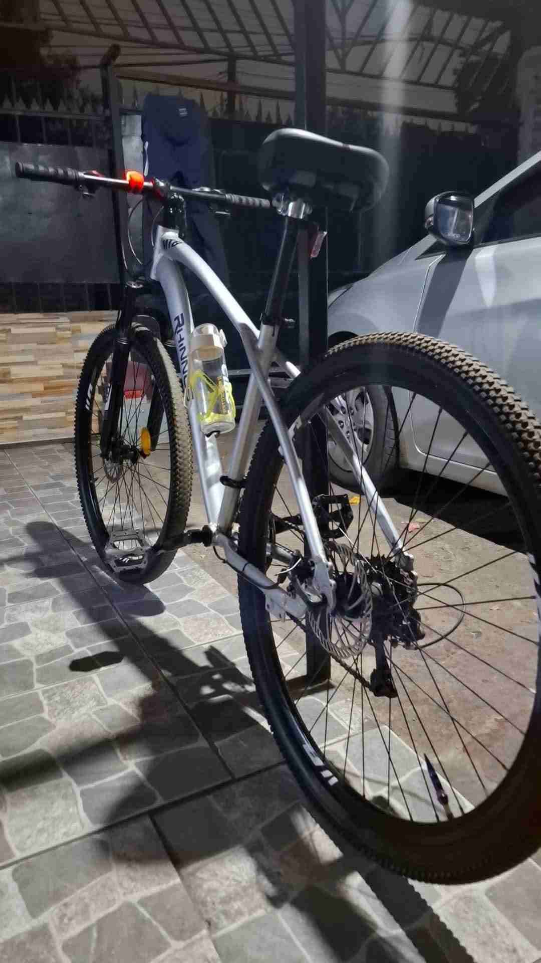 Bicicleta de montaña blanca - miniatura 2