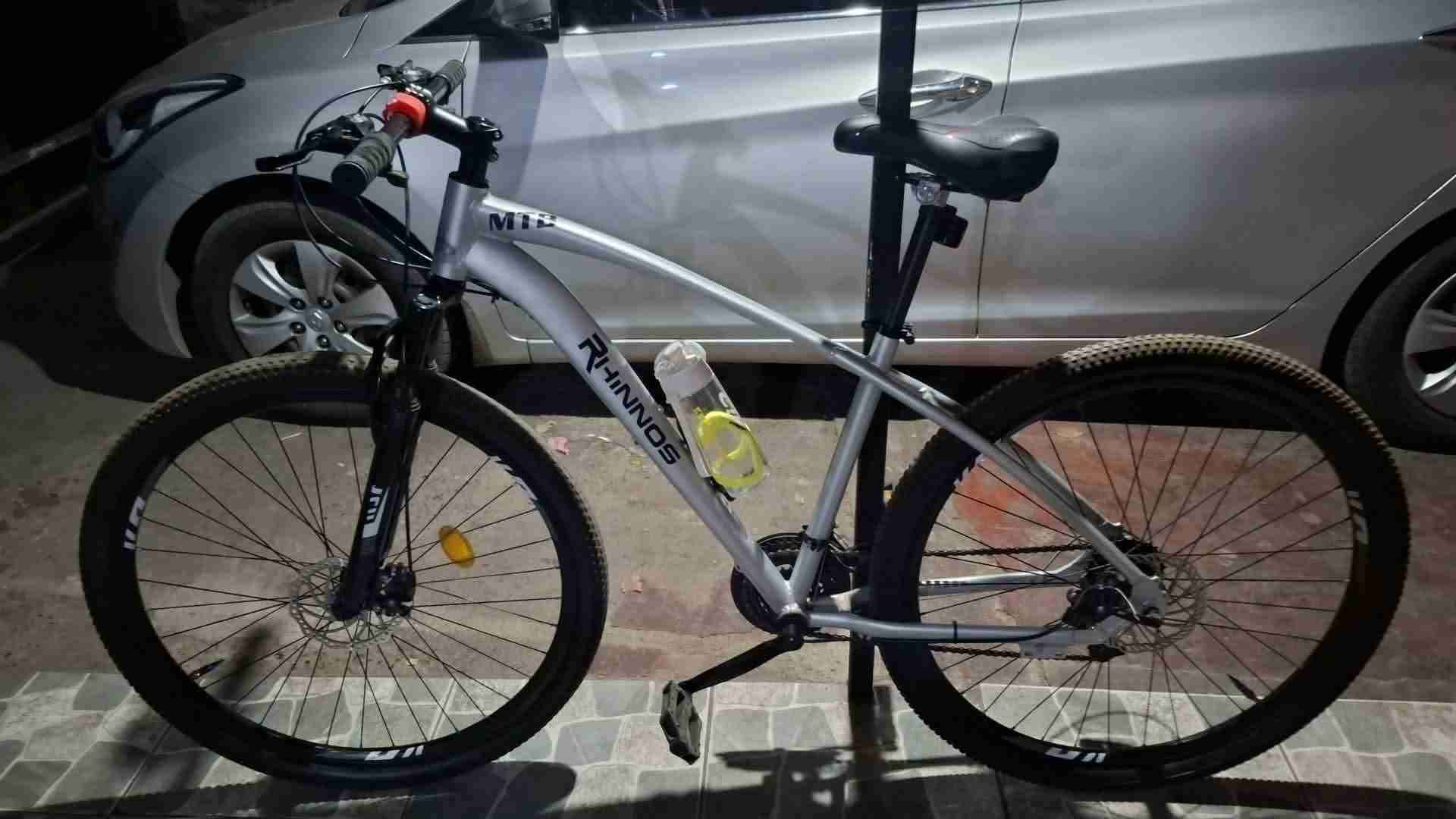 Bicicleta de montaña blanca - miniatura 3