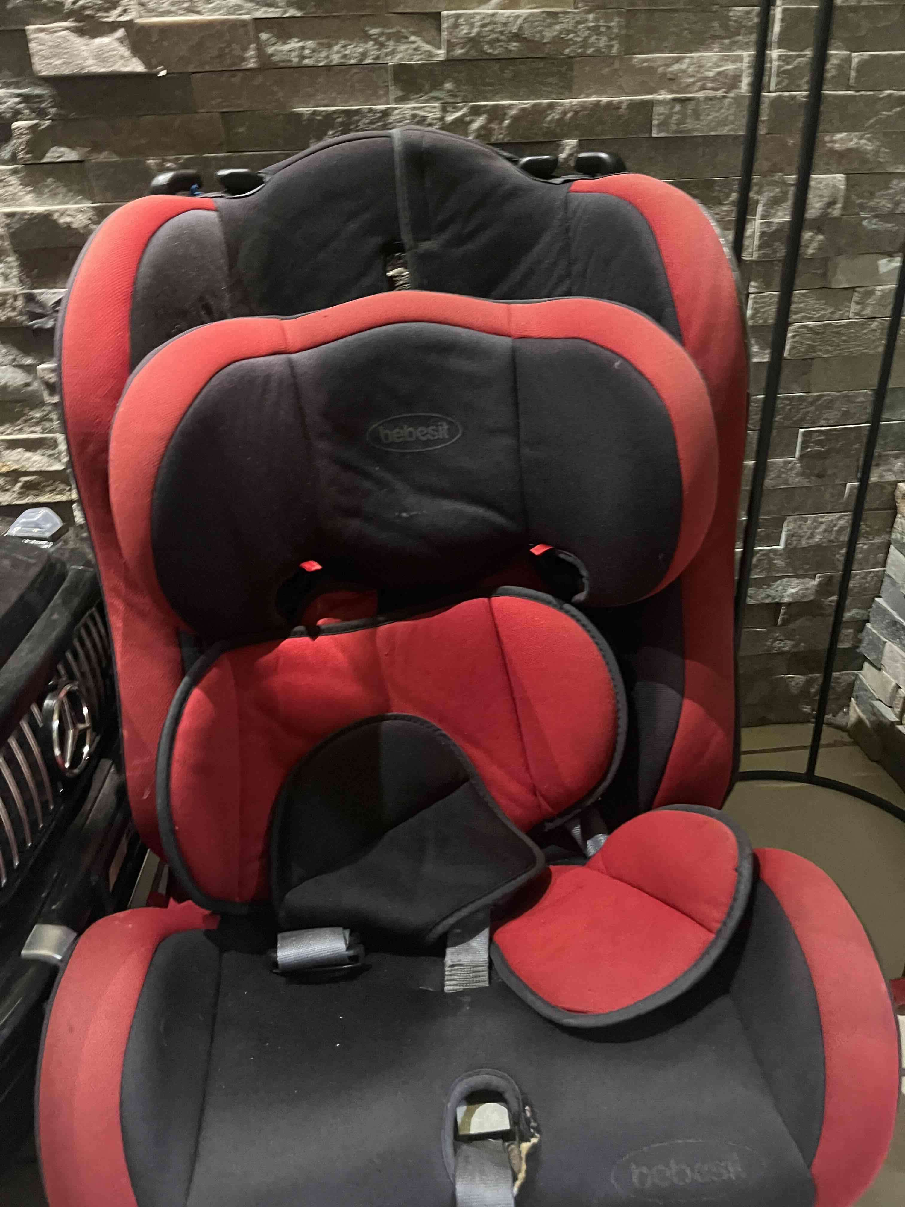Silla de auto bebesit roja y negra - miniatura 2