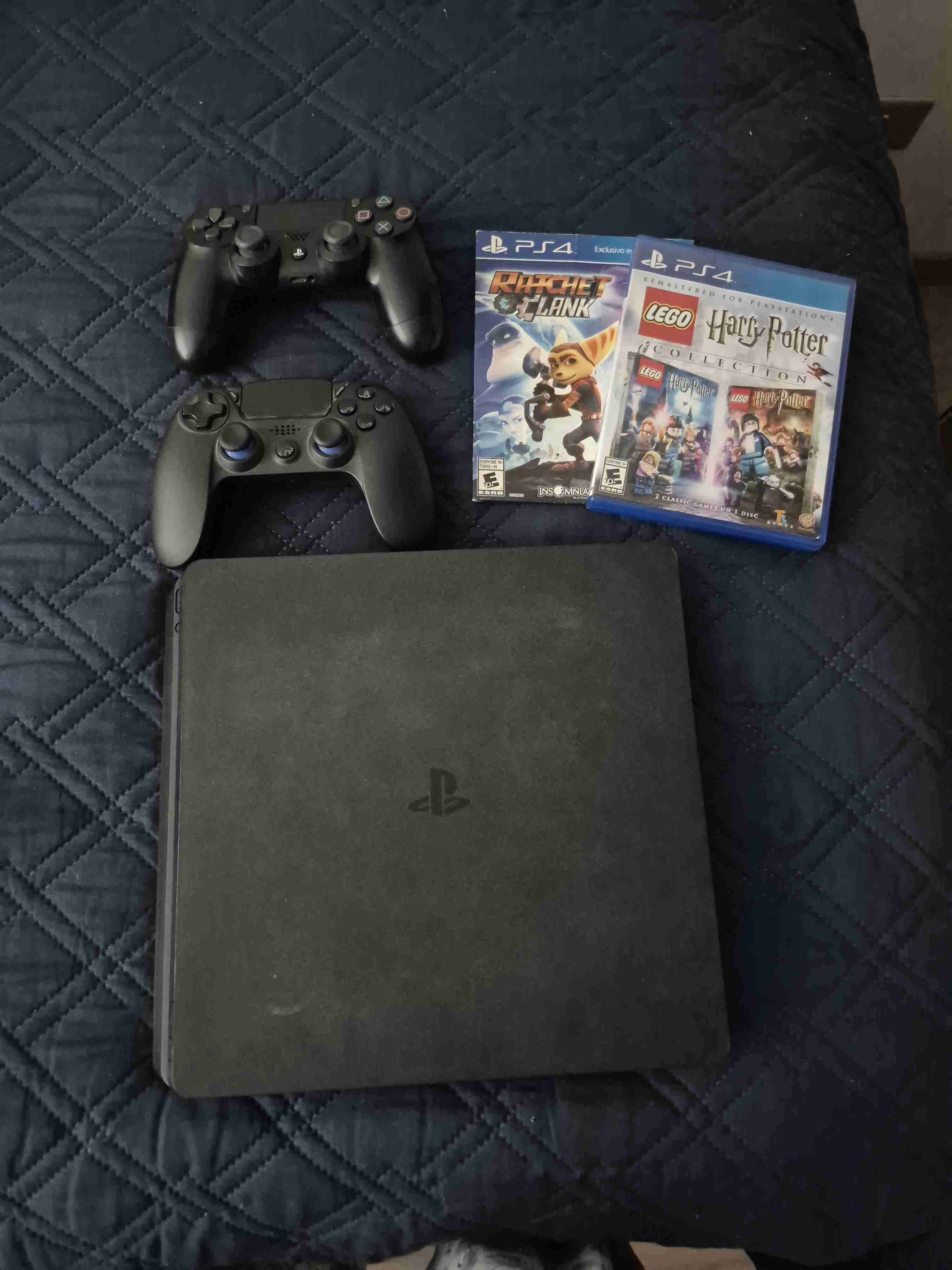 Consola PS4 con dos juegos y controles