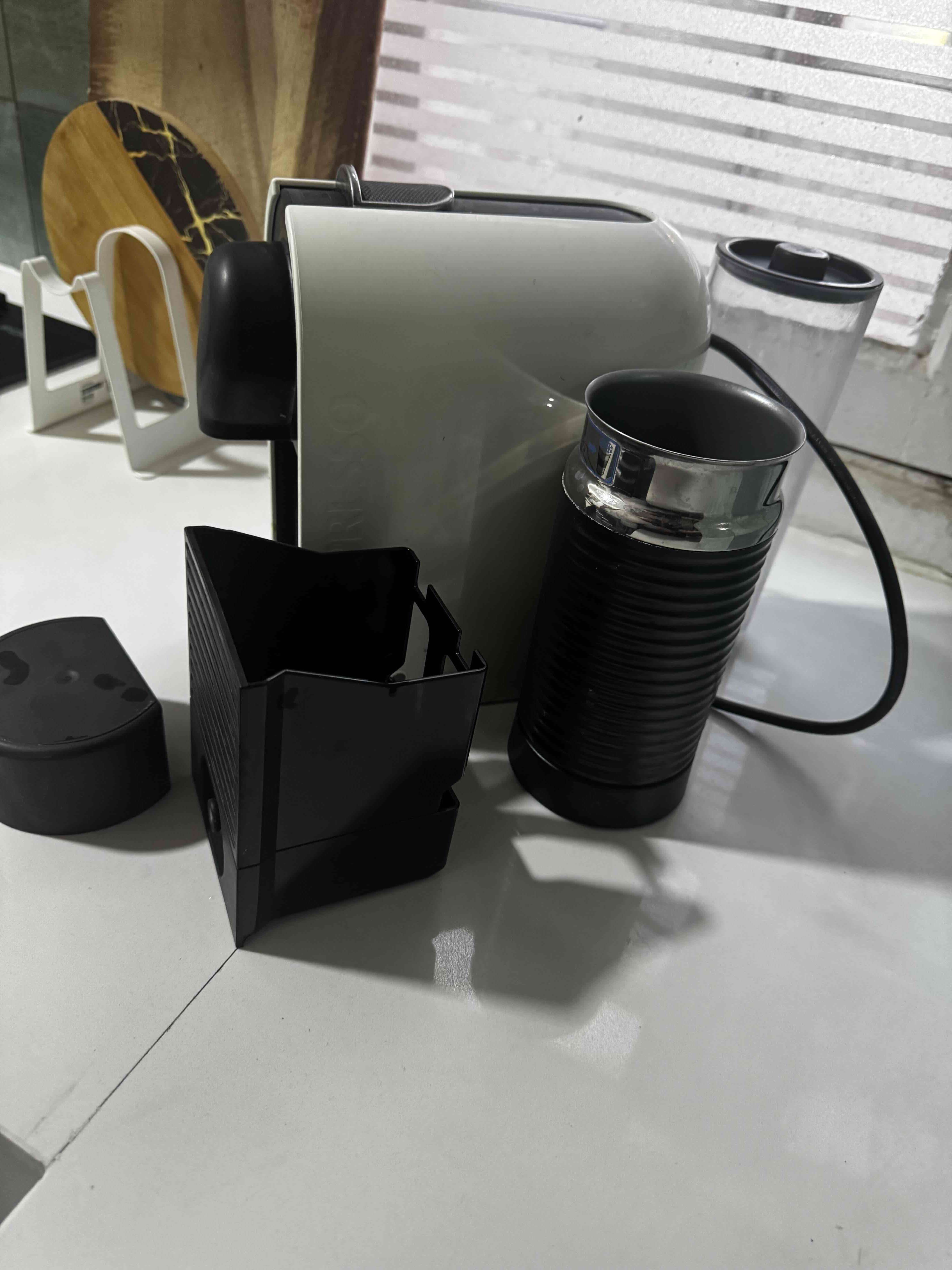 Cafetera Nespresso con espumador - miniatura 1