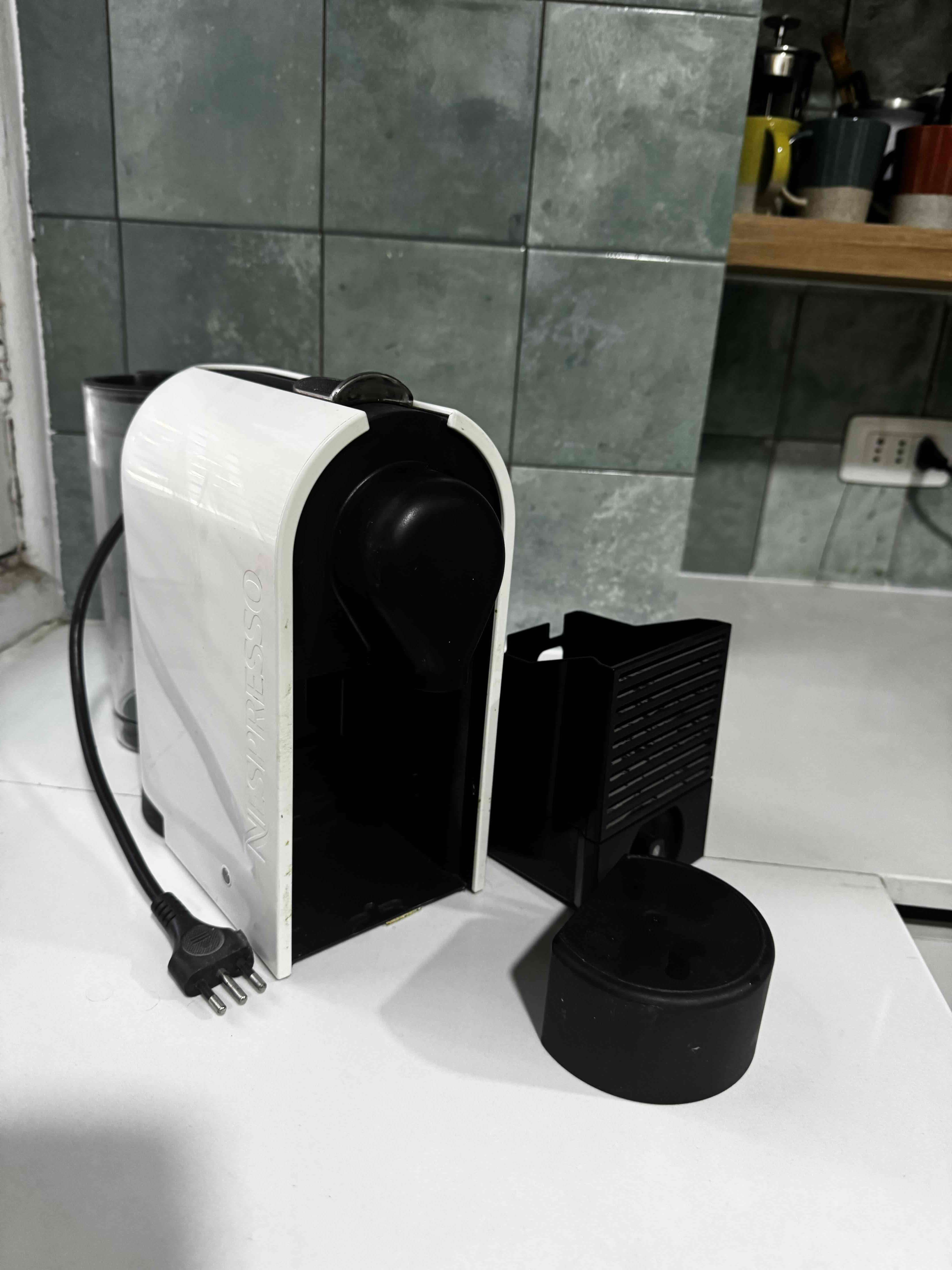 Cafetera Nespresso con espumador - miniatura 2