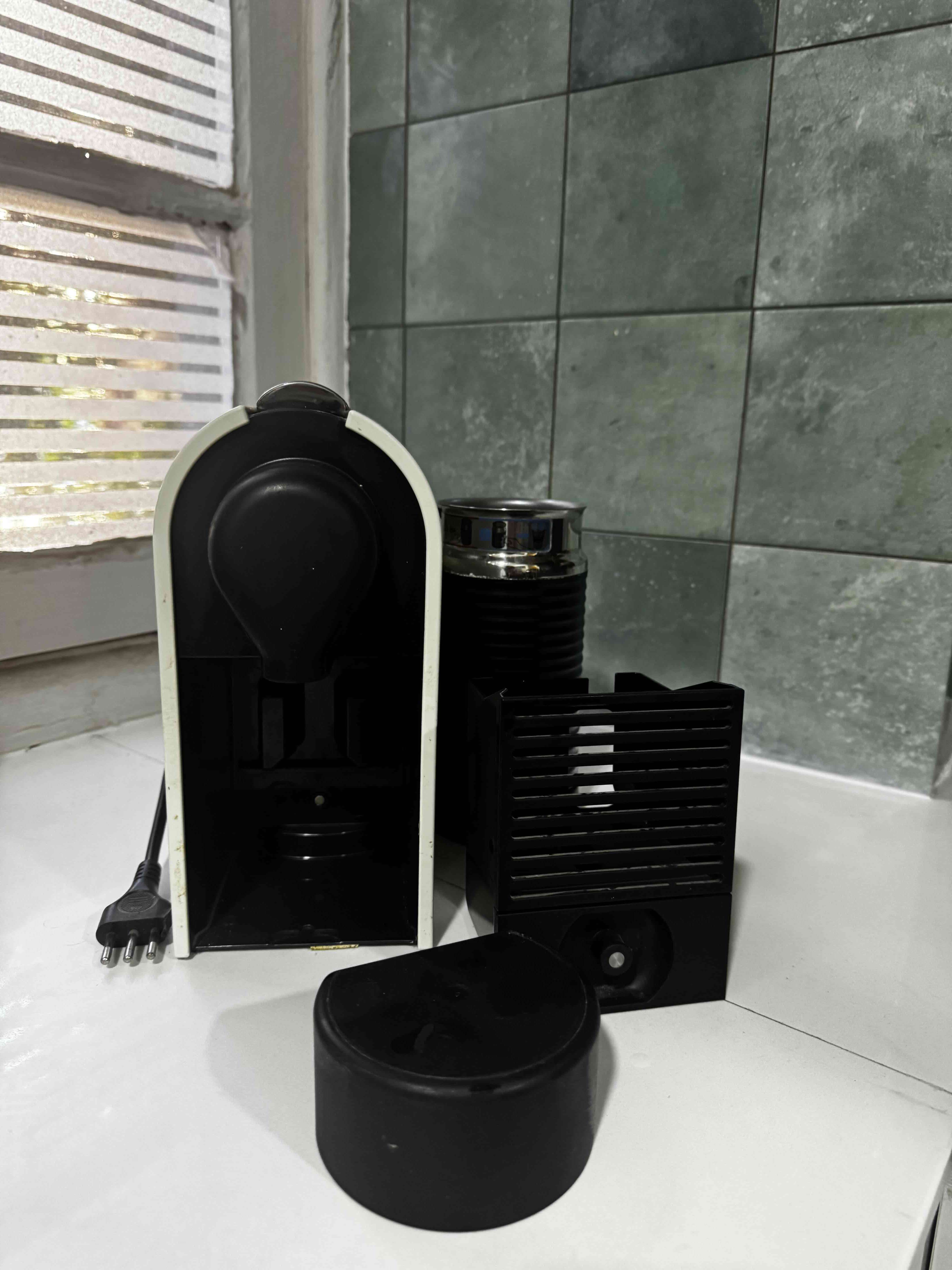 Cafetera Nespresso con espumador - miniatura 3