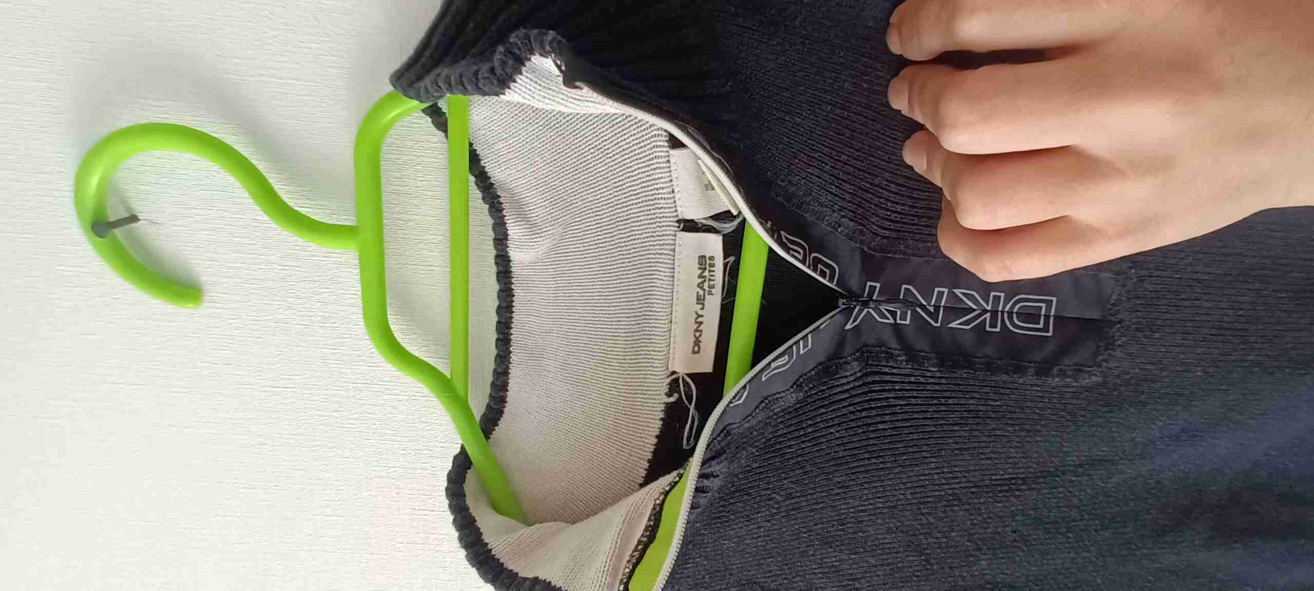 Suéter gris con detalles en blanco - miniatura 2