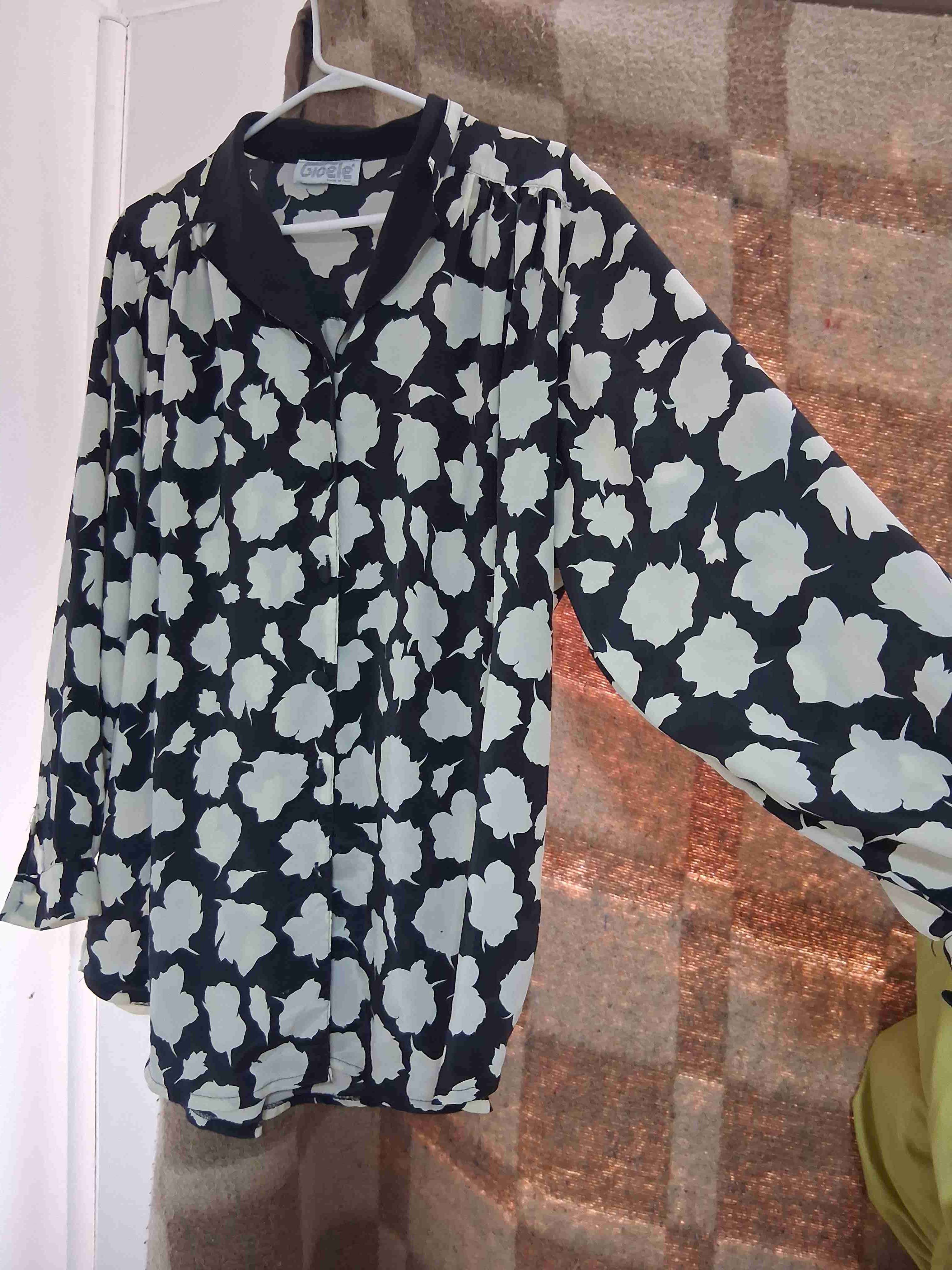 Blusa estampada blanco y negro - miniatura 1