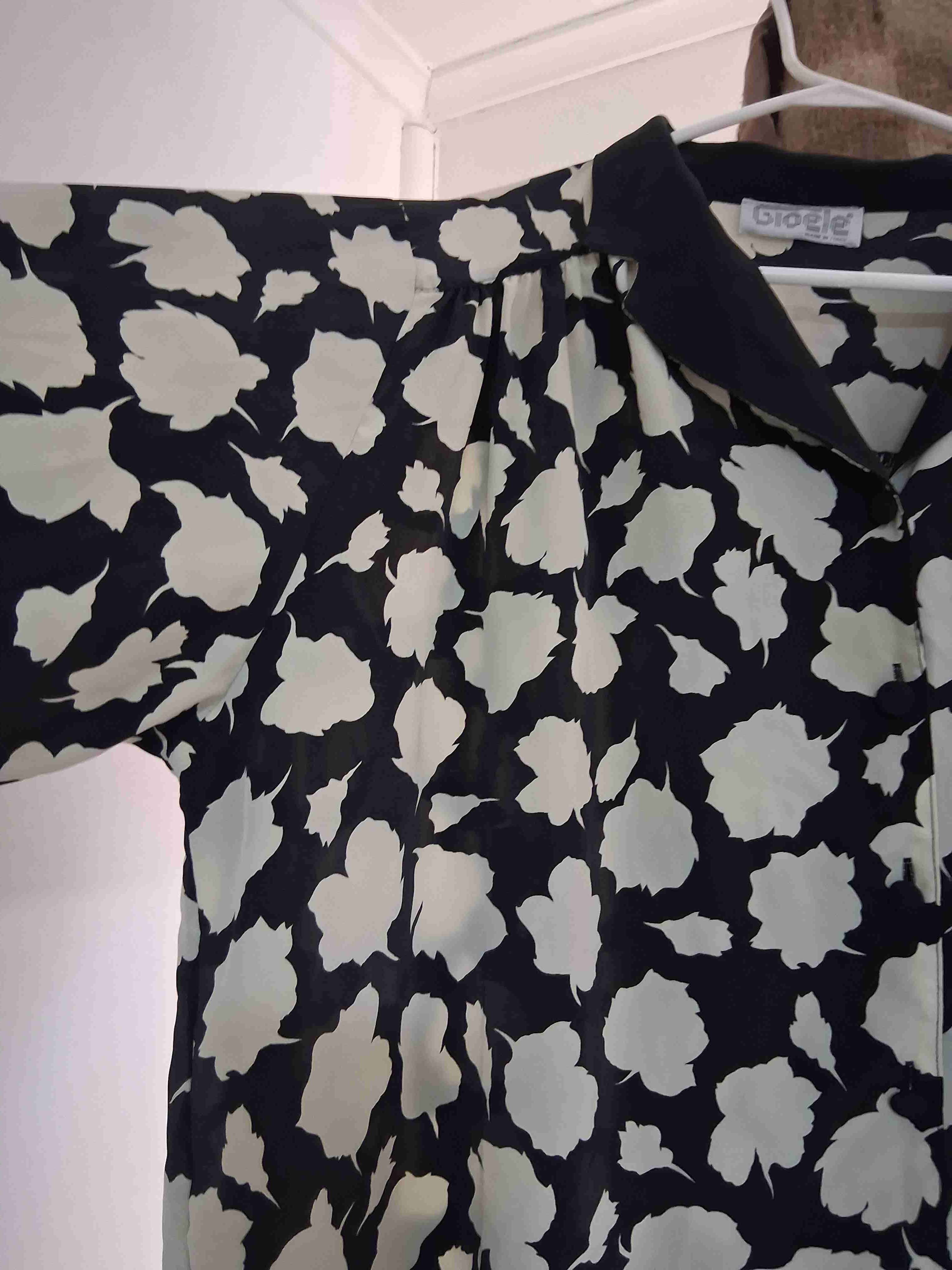 Blusa estampada blanco y negro - miniatura 3