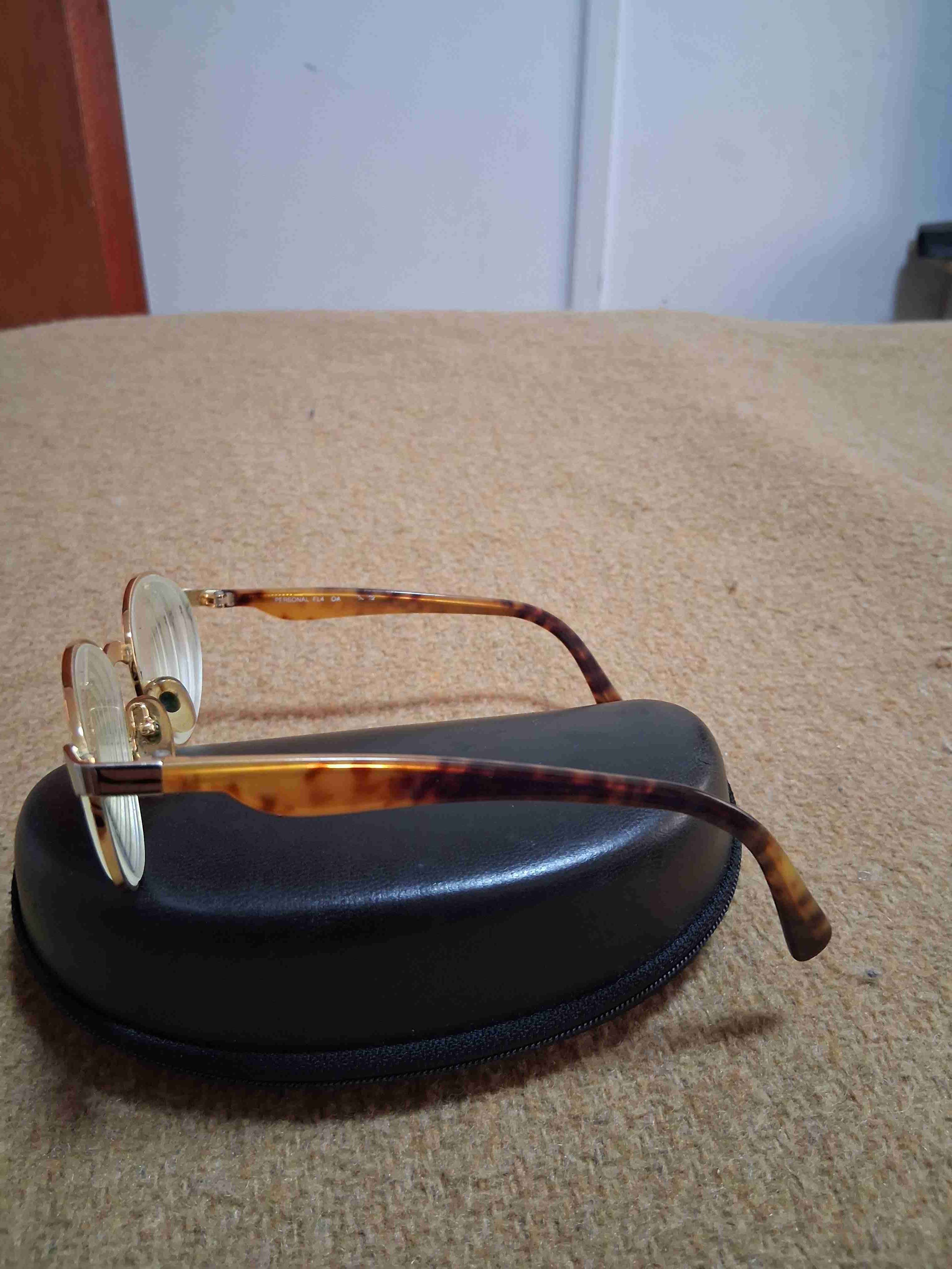 Gafas doradas con estuche - miniatura 2