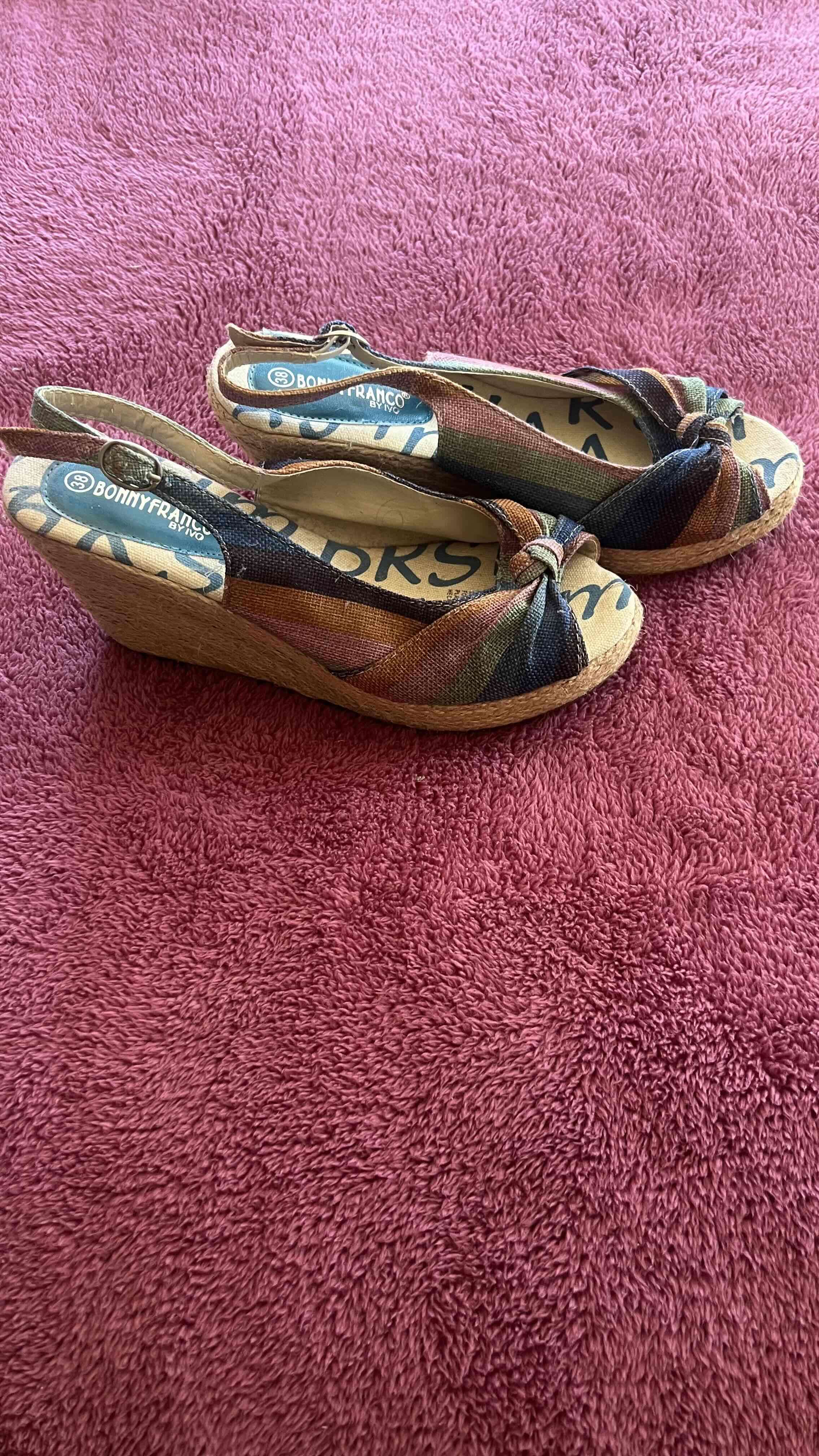 Sandalias multicolor de tacón medio - miniatura 2