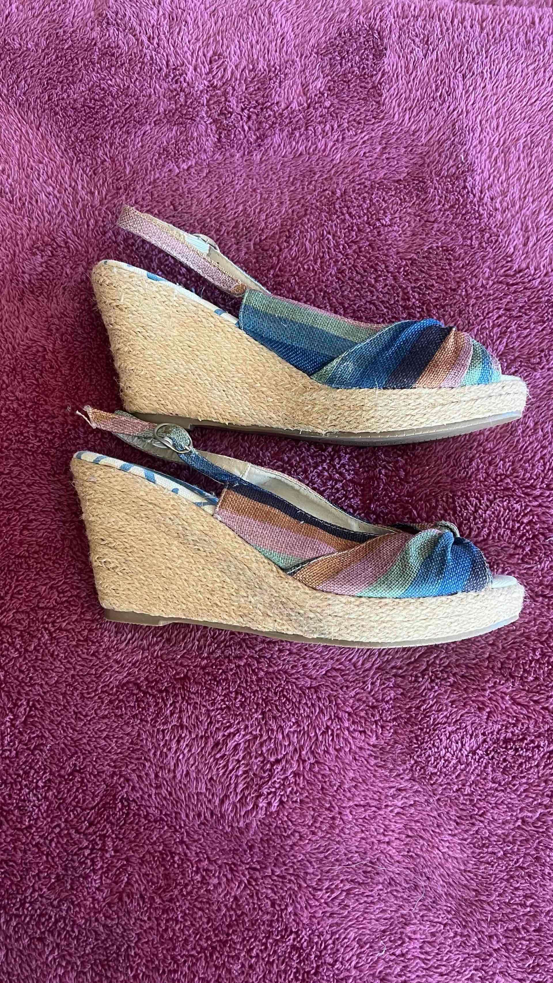 Sandalias multicolor de tacón medio - miniatura 3