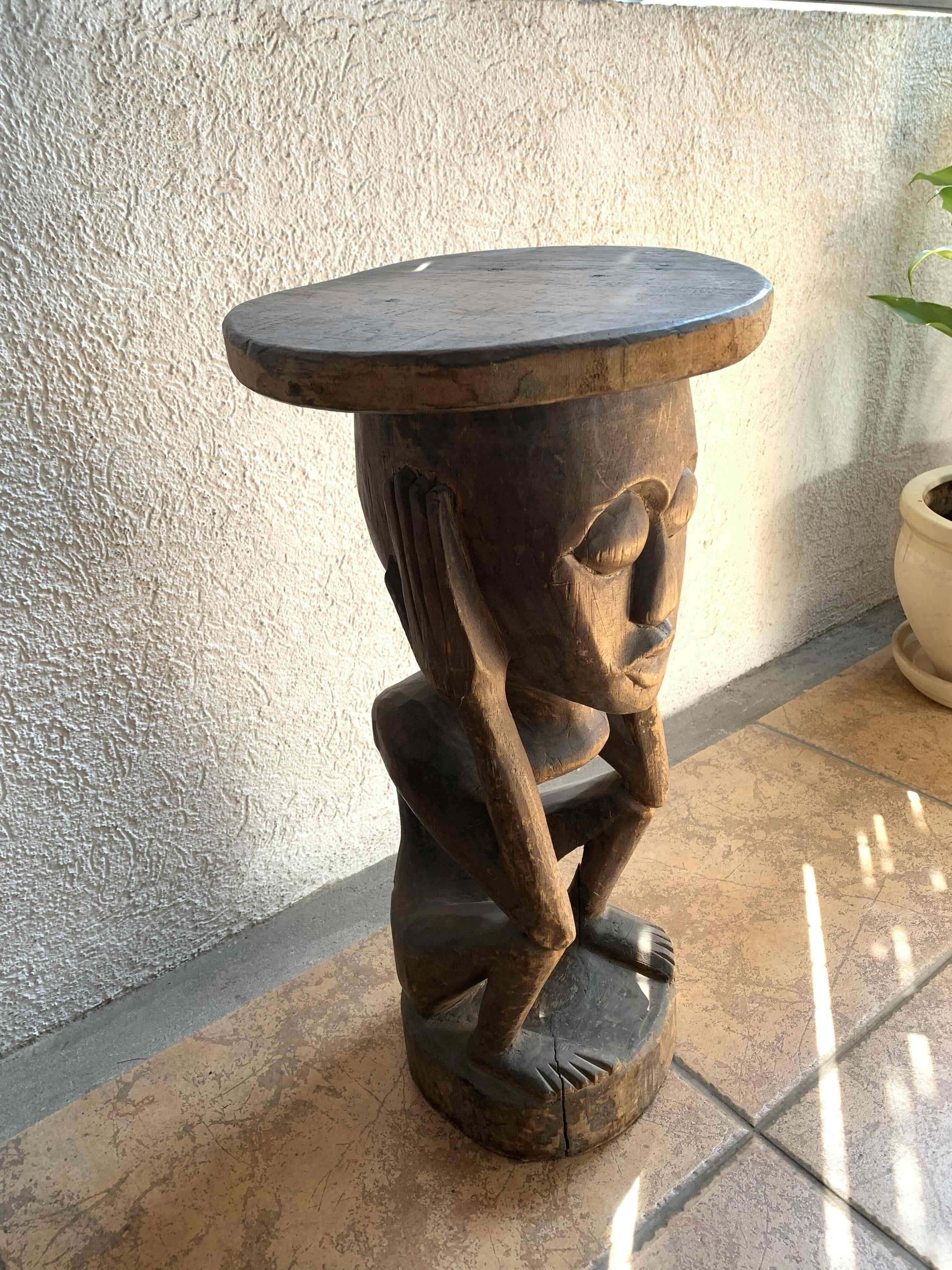 Figura  taburete artesanal de madera africana - miniatura 2