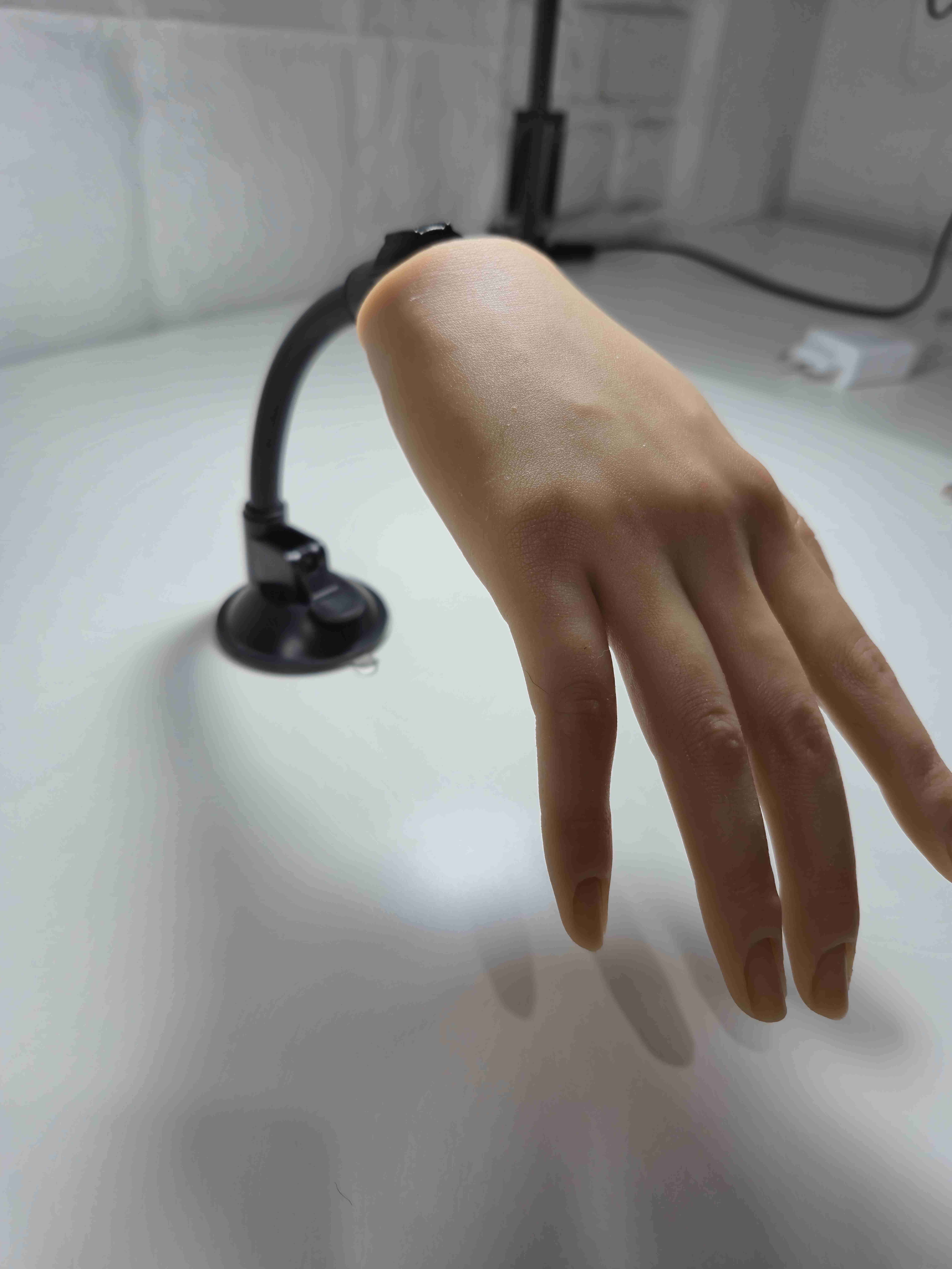 Mano hiperrealista de práctica para manicura - miniatura 2