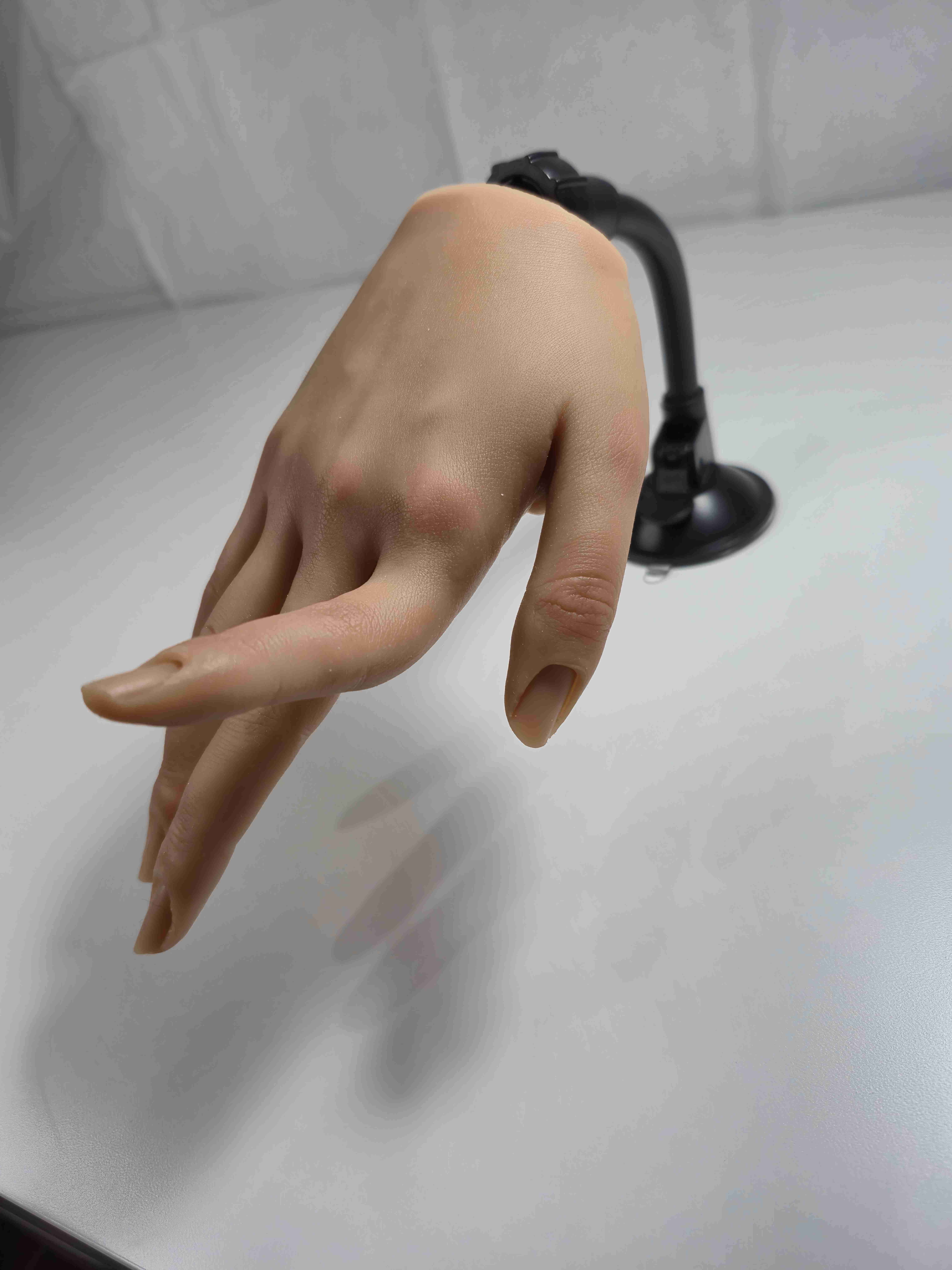 Mano hiperrealista de práctica para manicura - miniatura 3