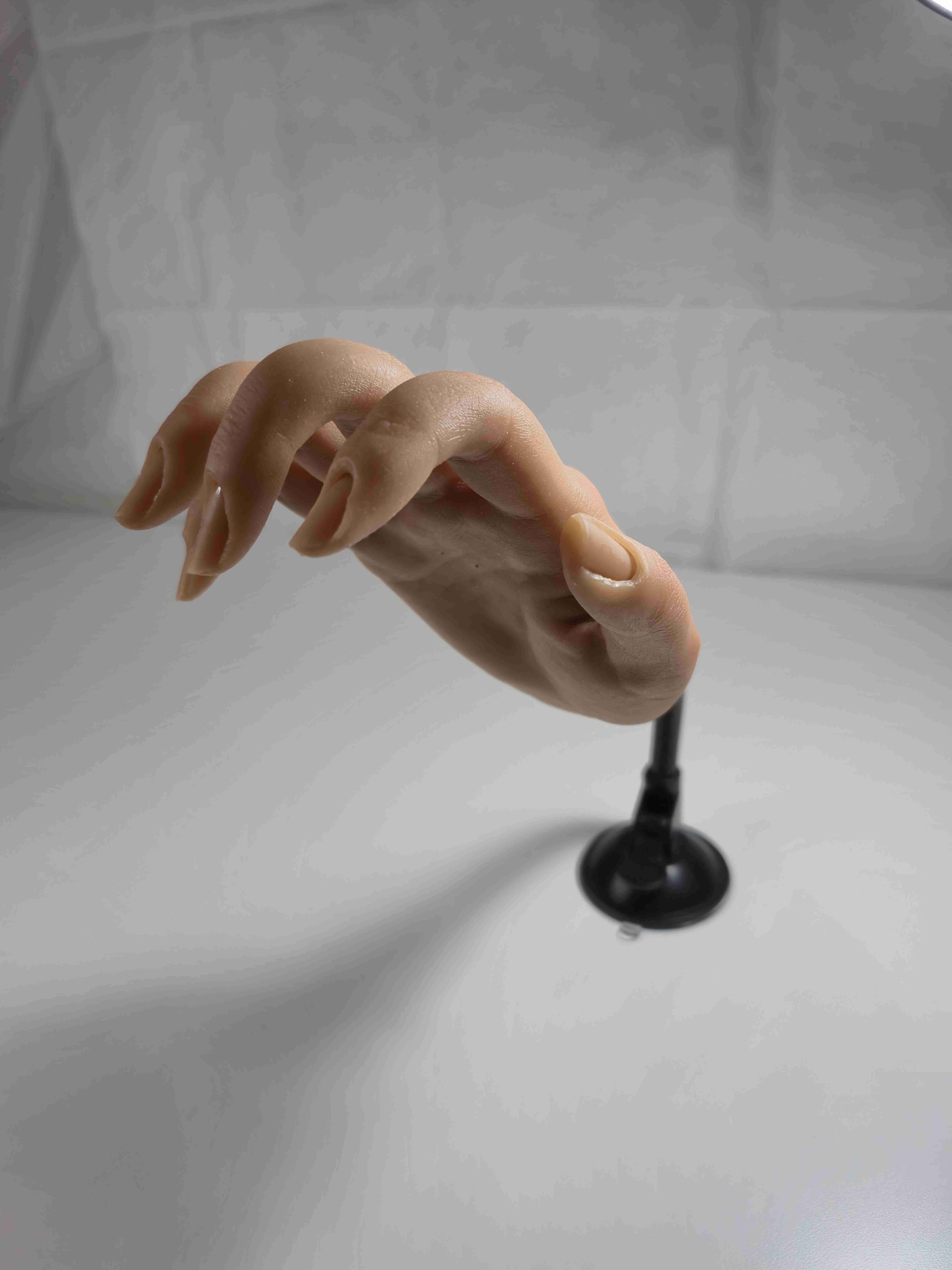 Mano hiperrealista de práctica para manicura - miniatura 4