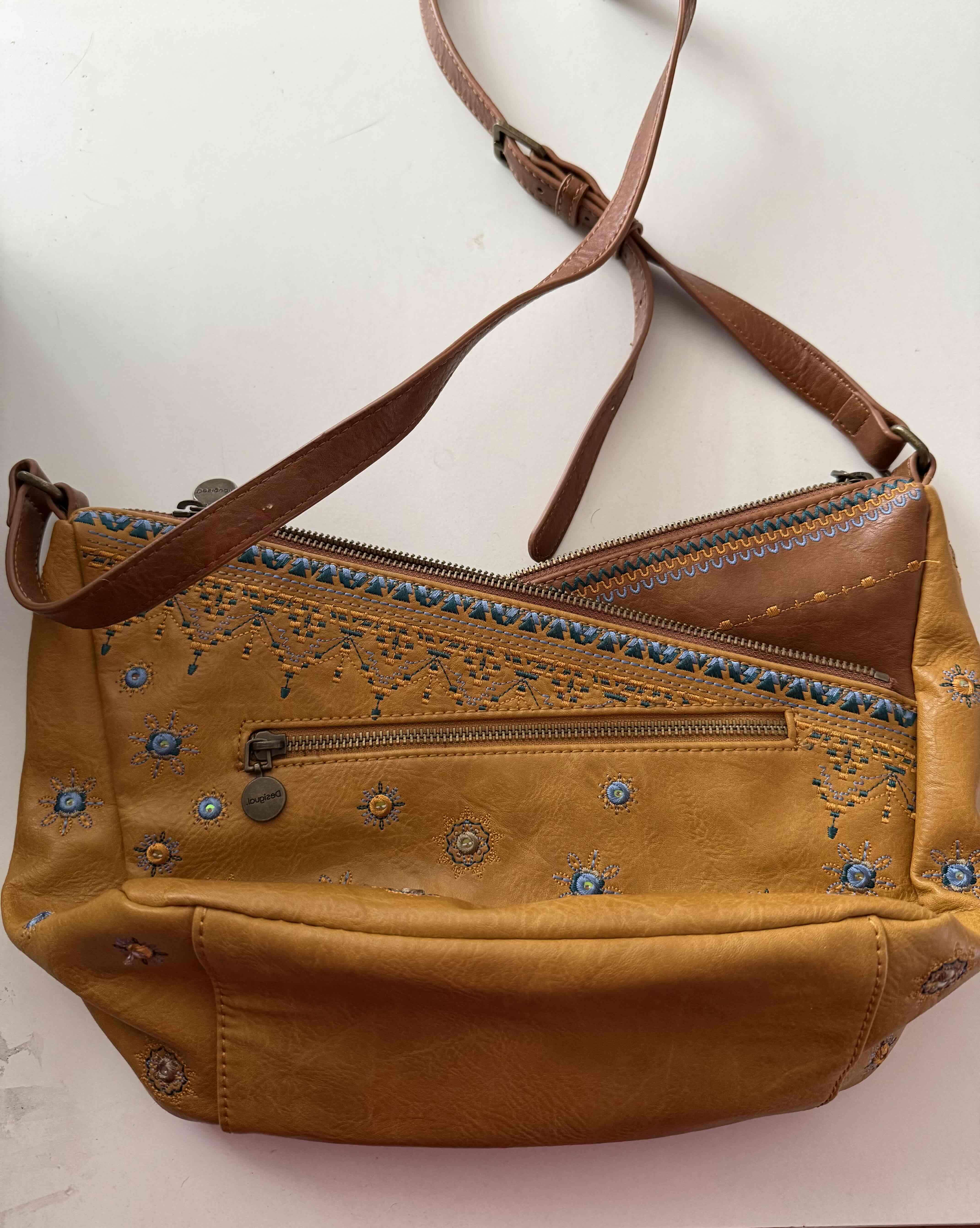 Cartera de cuero bordada marca Desigual - miniatura 2