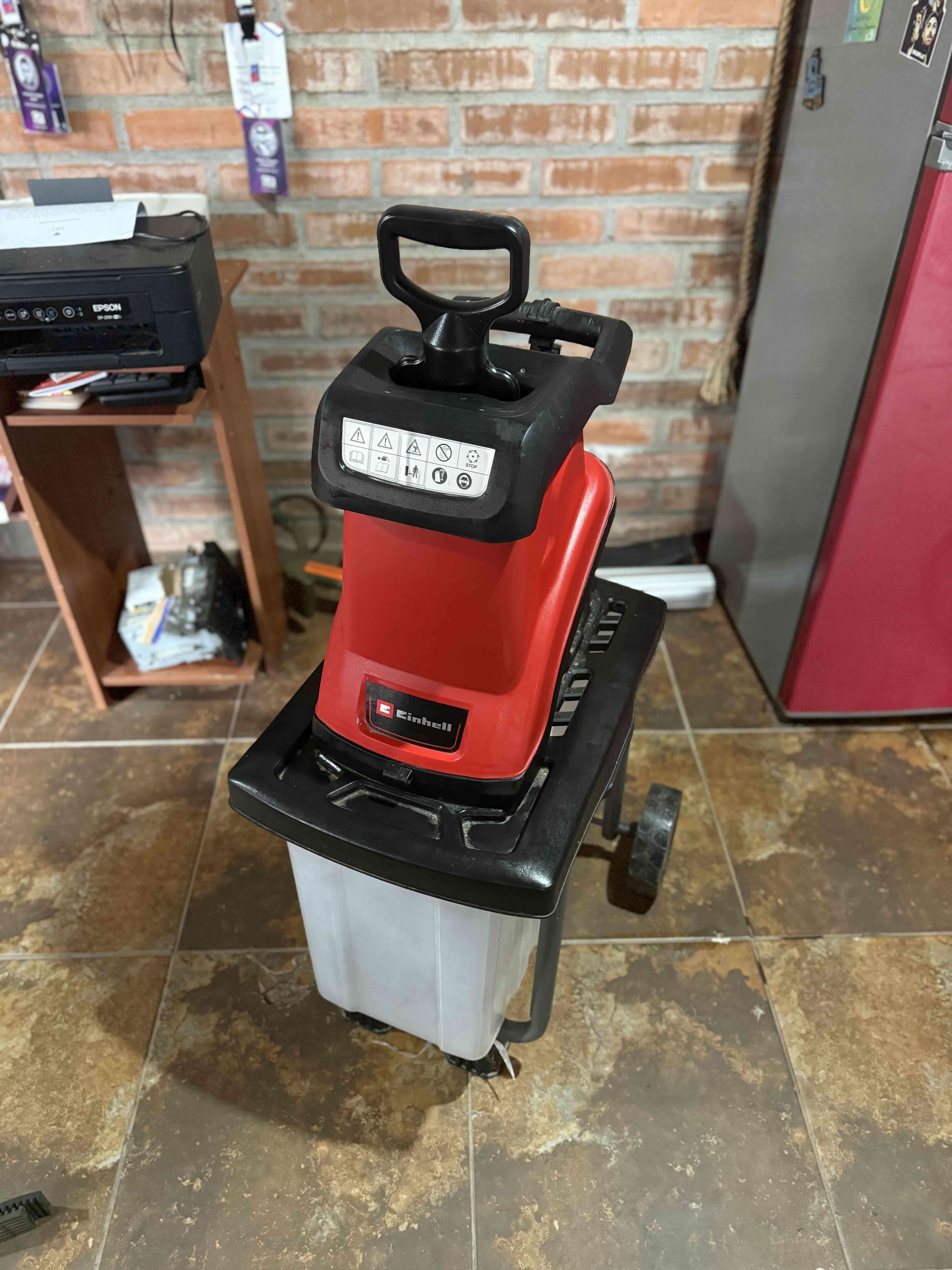 Trituradora de ramas Einhell roja (chipeadora) - miniatura 1