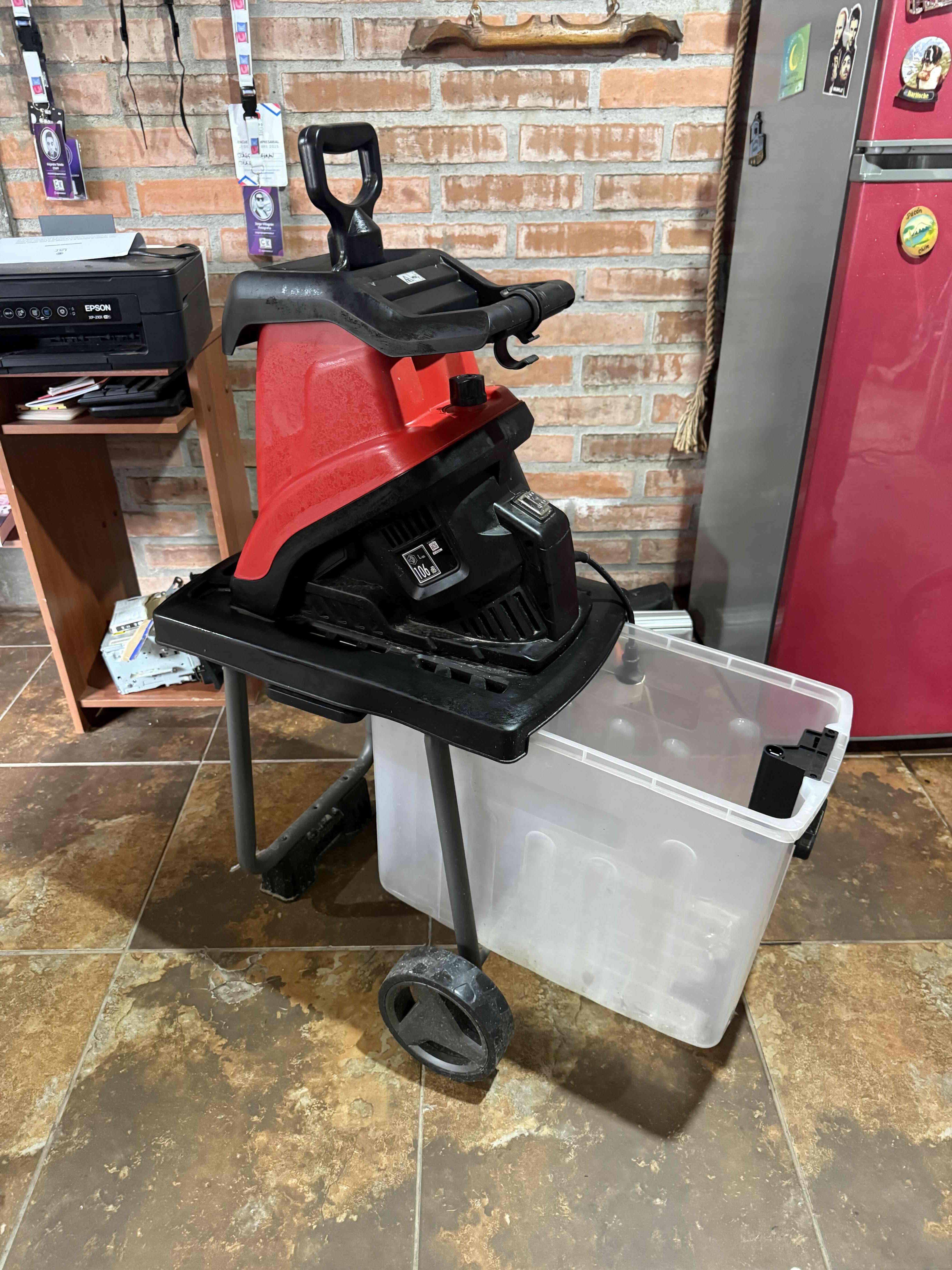 Trituradora de ramas Einhell roja (chipeadora) - miniatura 2