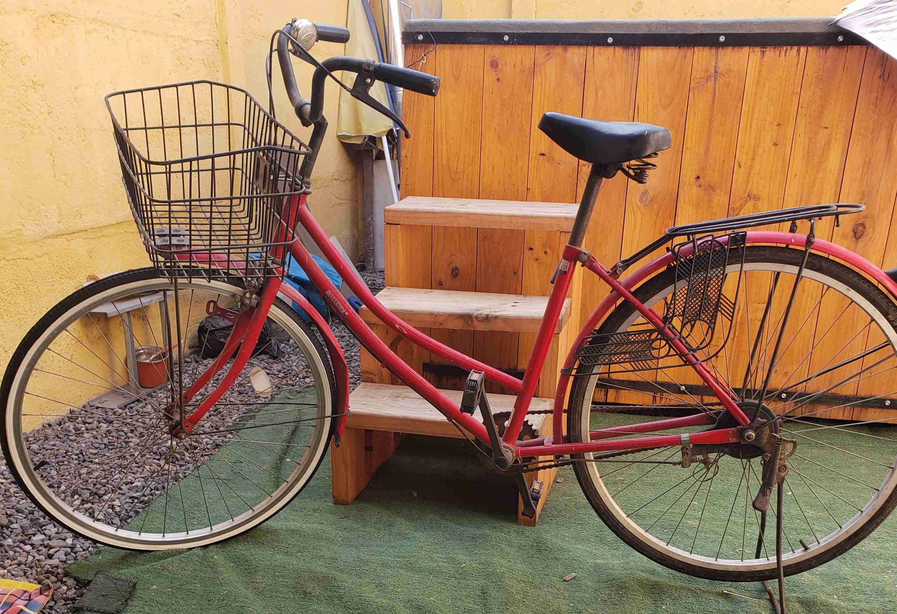 Bicicleta Vintage roja con cesta - miniatura 2