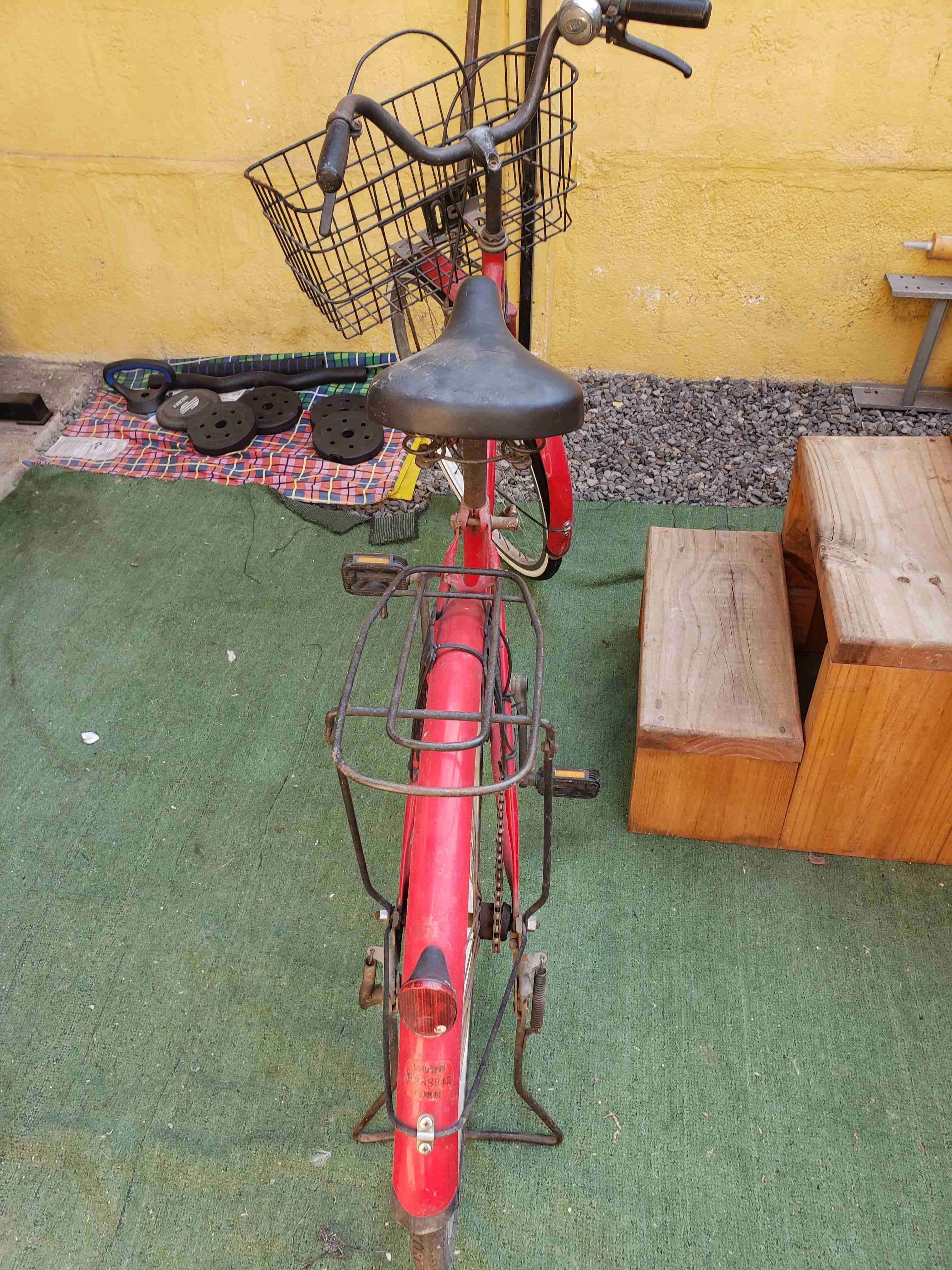 Bicicleta Vintage roja con cesta - miniatura 3