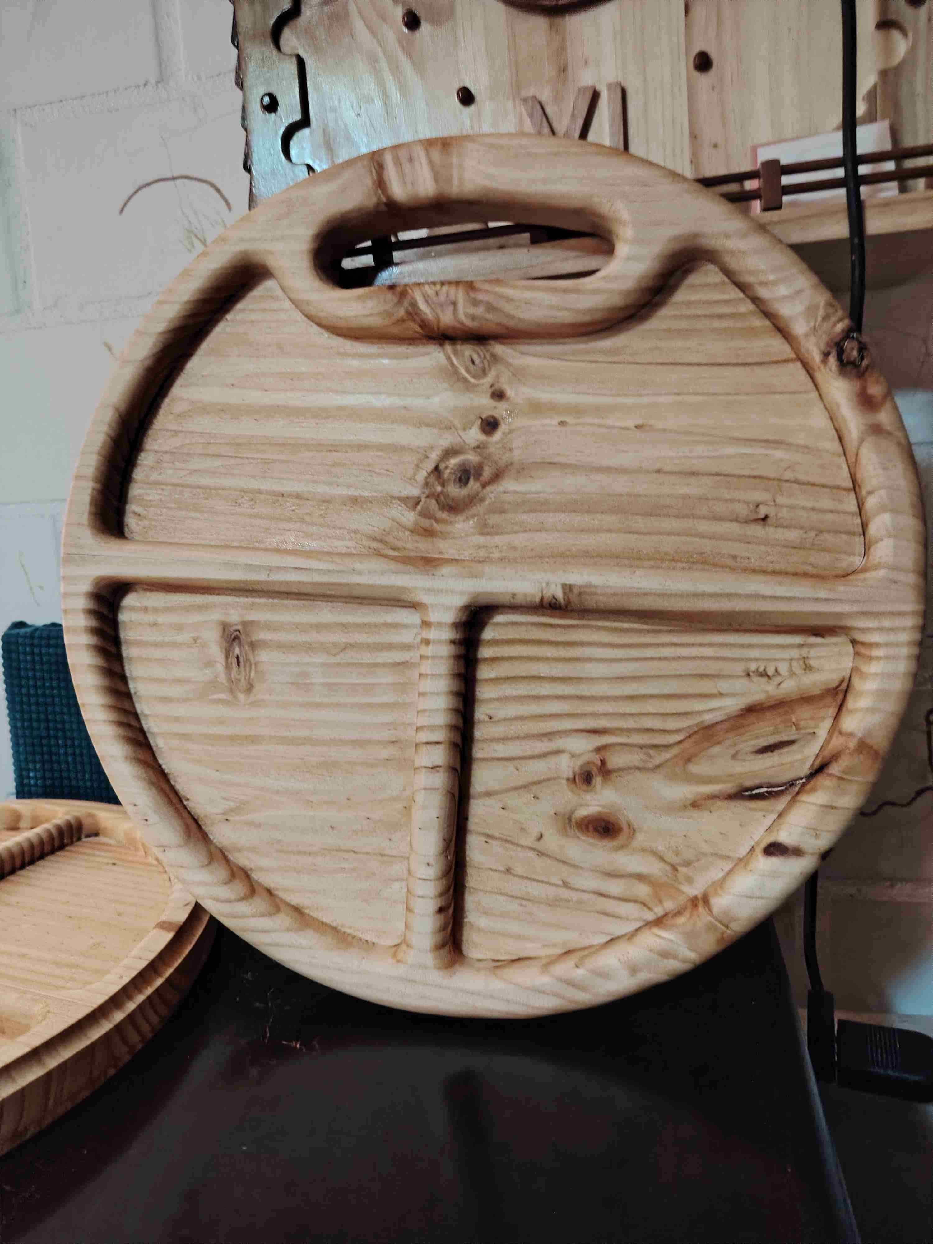 Tabla de madera redonda con mango - miniatura 2