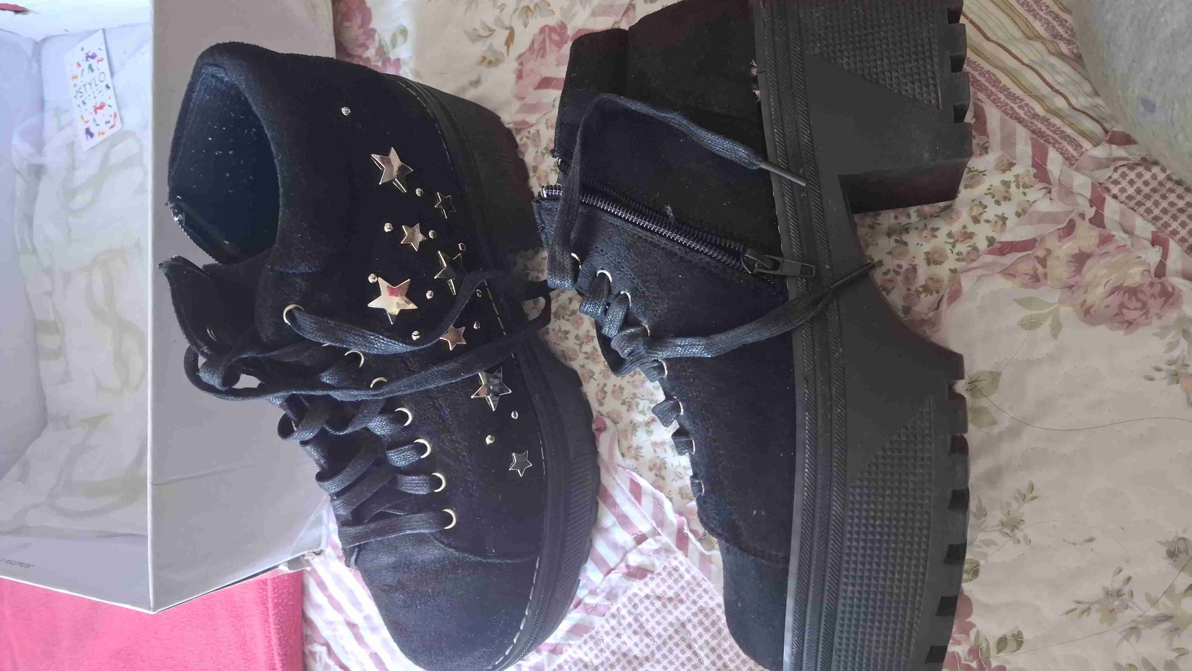 Botas negras con estrellas - miniatura 2