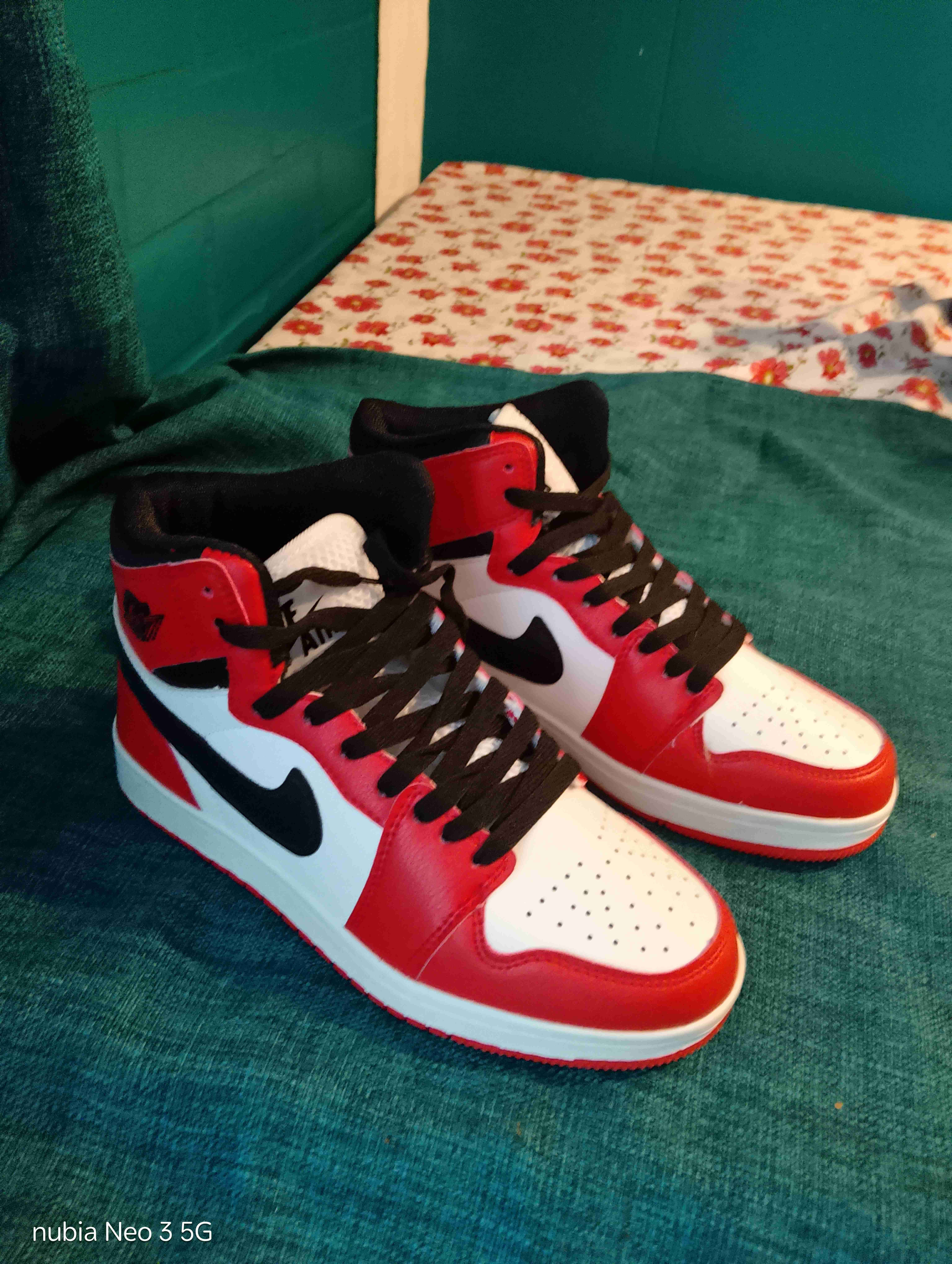 Zapatillas deportivas rojas y blancas - miniatura 2