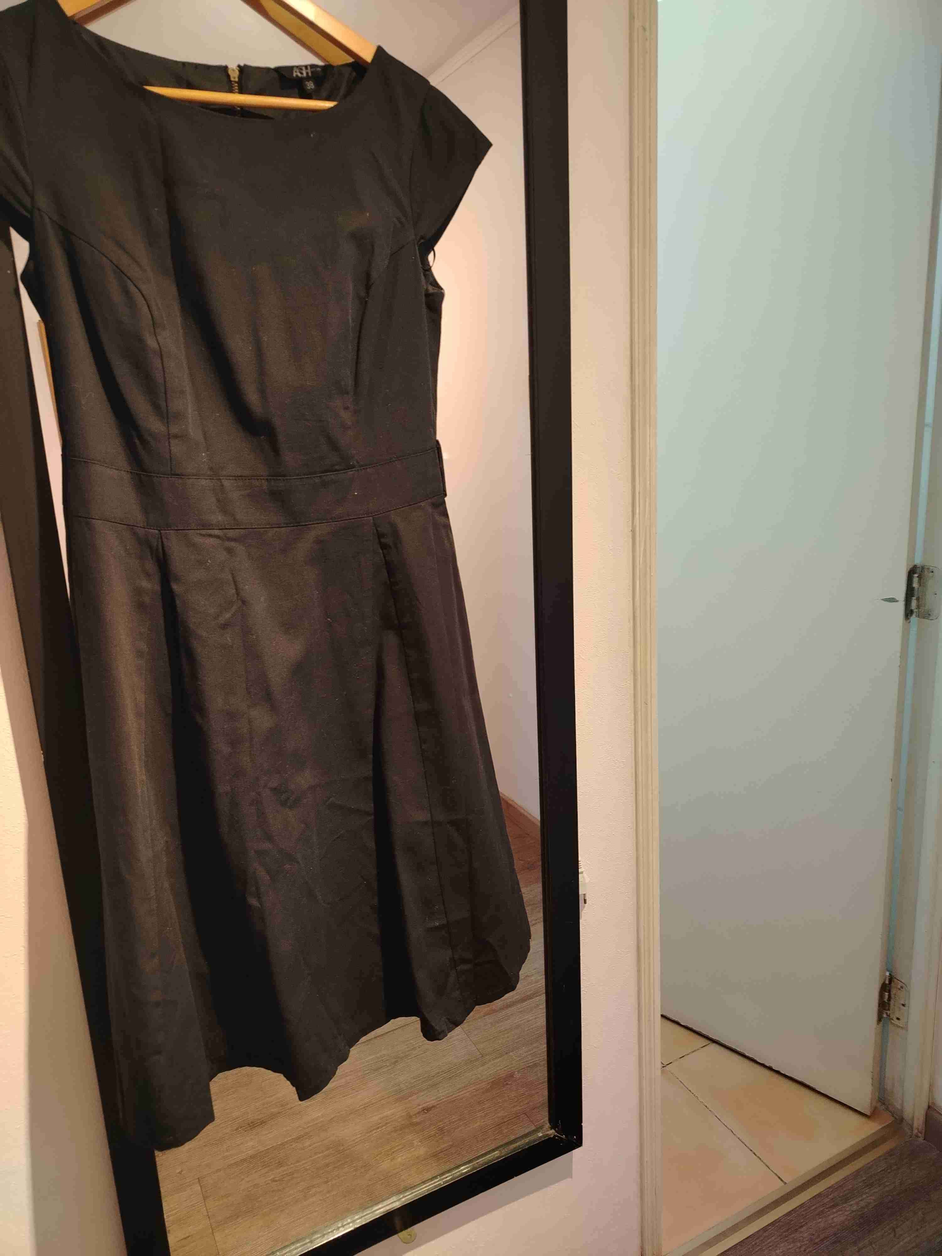 Vestido negro clásico - miniatura 3