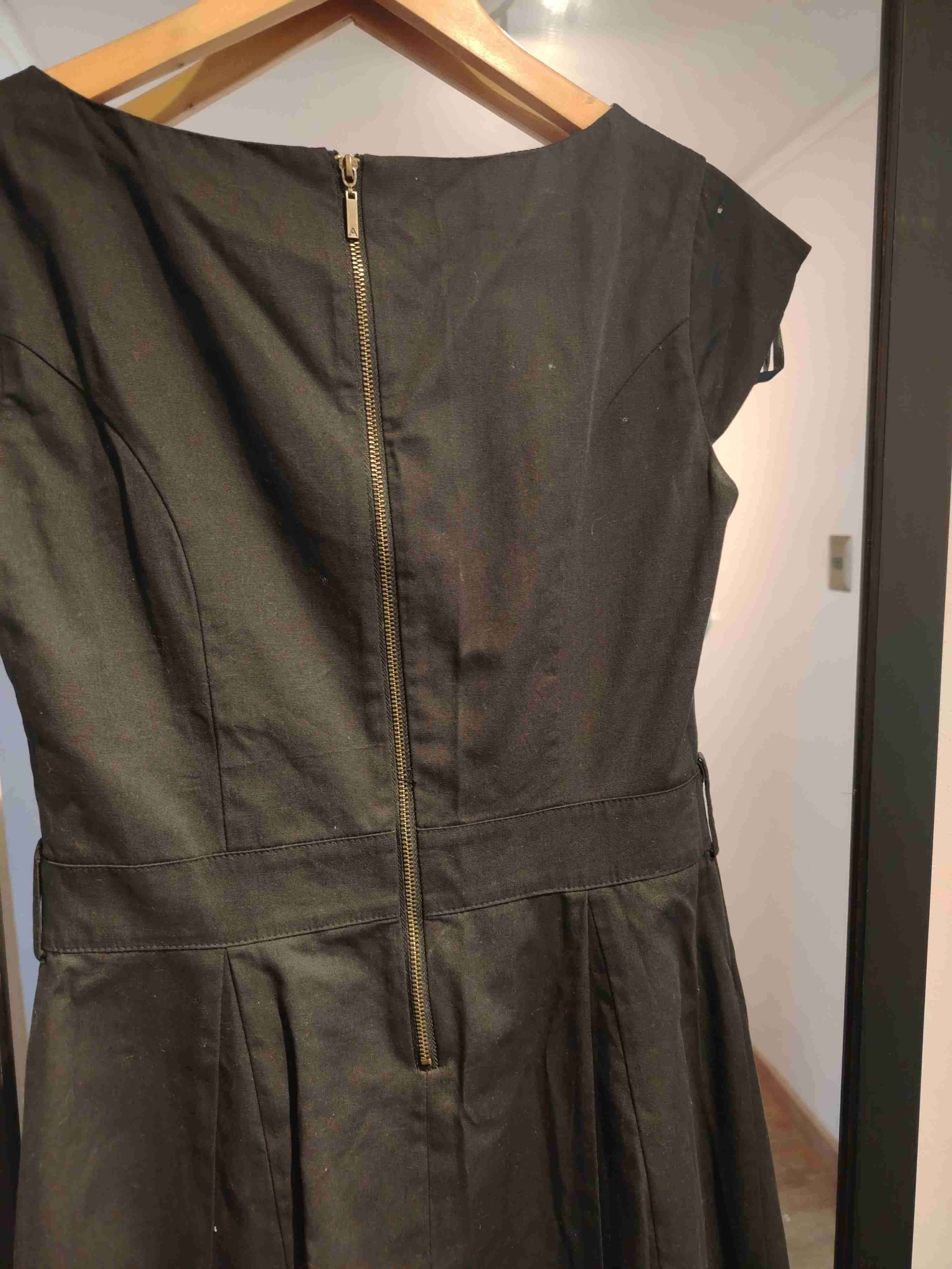 Vestido negro clásico - miniatura 4